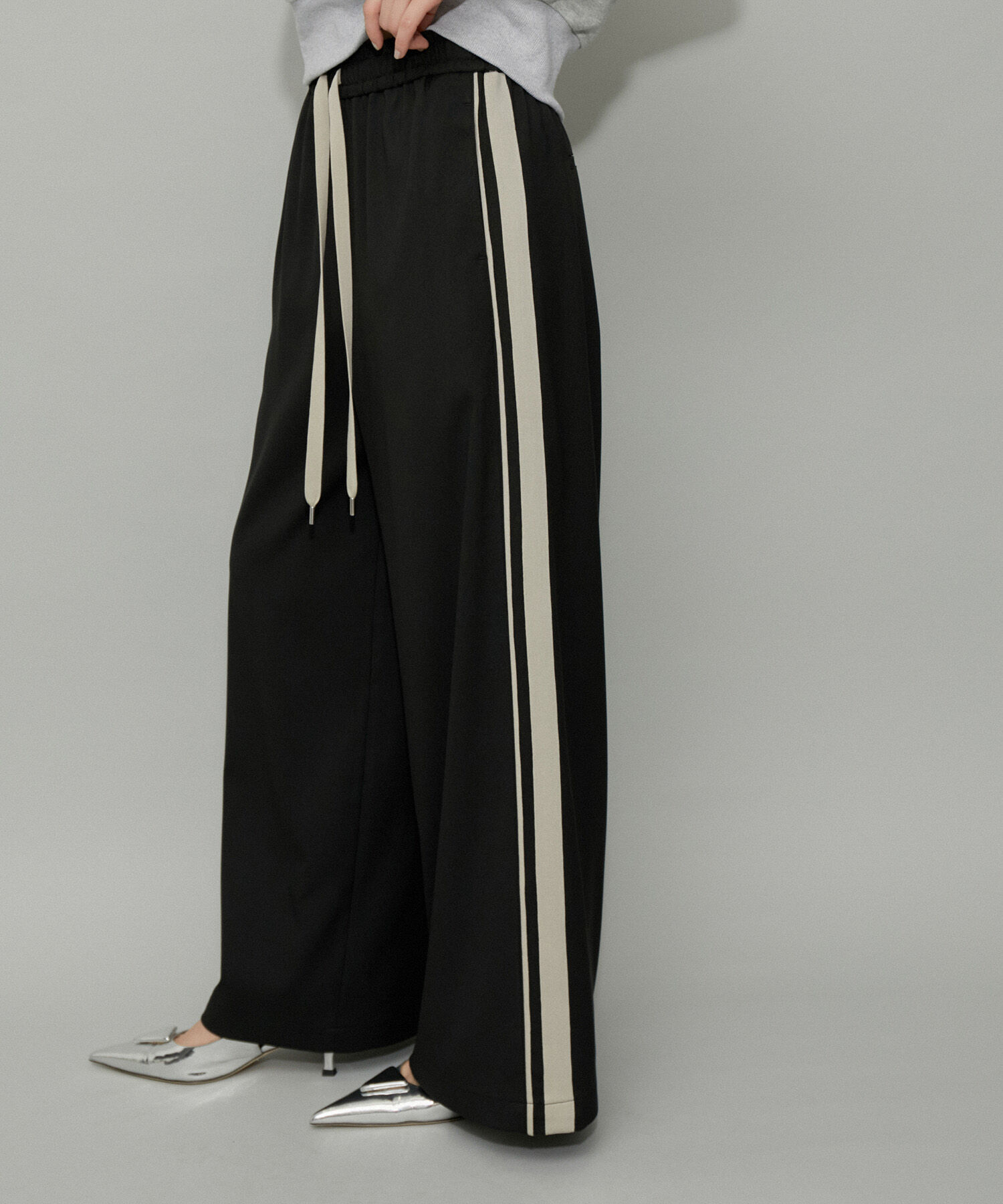 ADAM ET ROPE'「【再入荷・WEB限定・サステナブル・接触冷感・防シワ】サイドラインパンツ」|その他|ブラック(01)