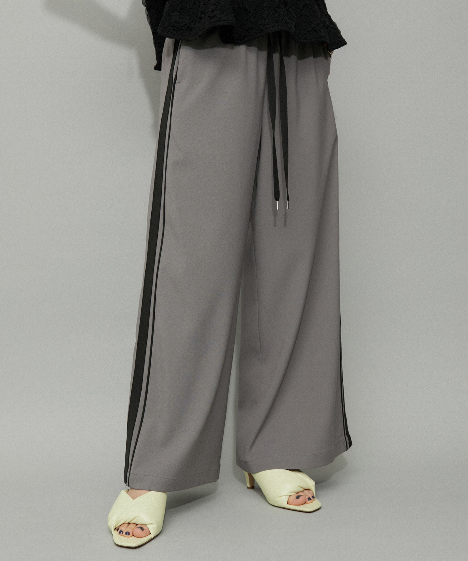 ADAM ET ROPE'「【再入荷・WEB限定・サステナブル・接触冷感・防シワ】サイドラインパンツ」|その他|グレー(07)