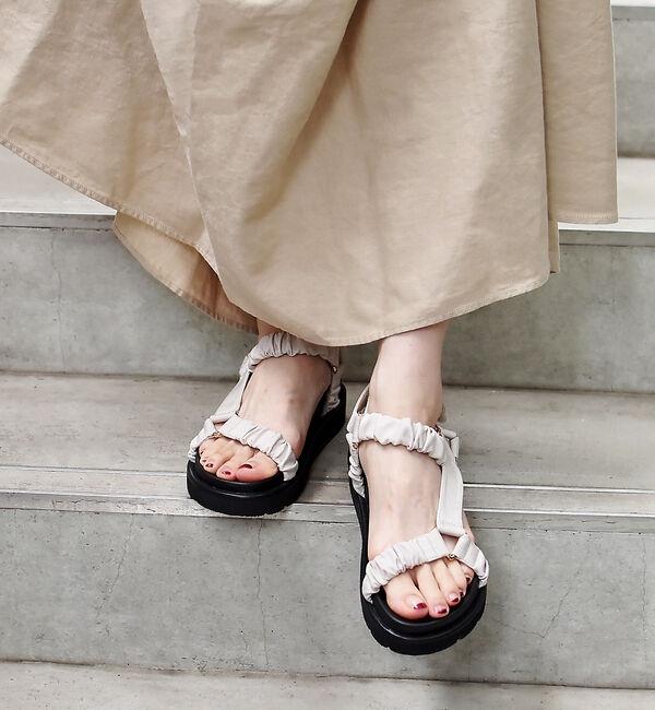 AU BANNISTER「ギャザーベルト フットベッドサンダル」|サンダル|アイボリー