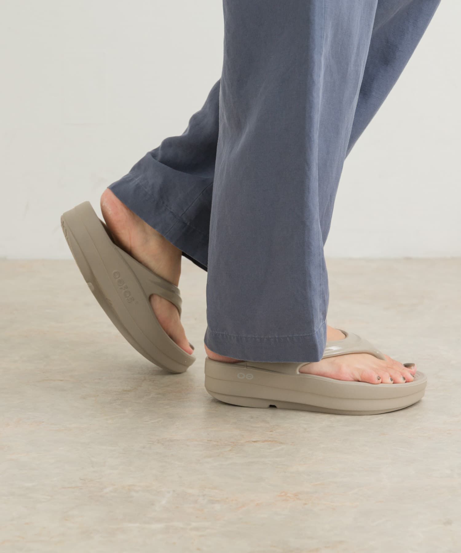 URBAN RESEARCH DOORS「OOFOS　OOmega」|サンダル|