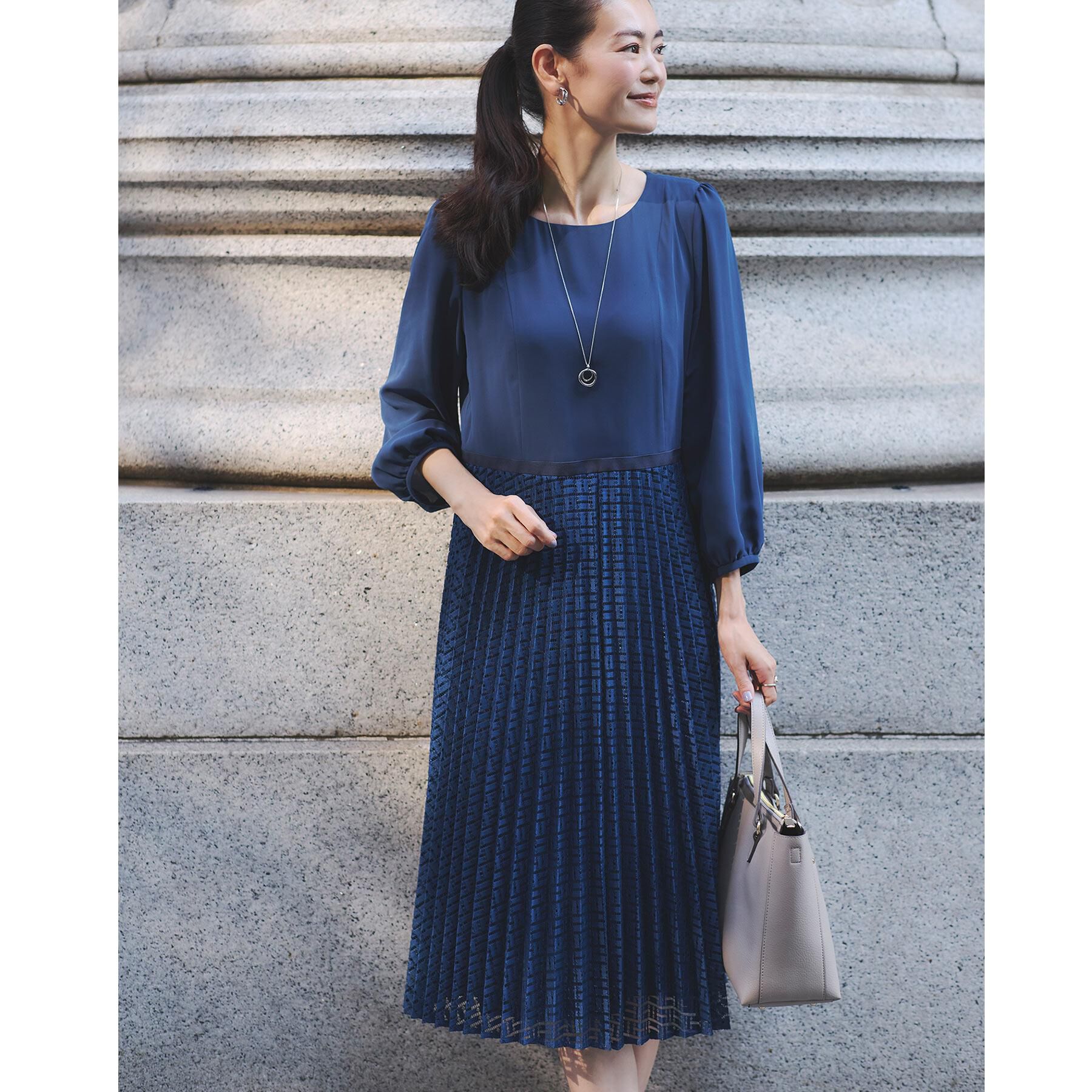 Reflect「【フォーマル／入卒／一枚で着映え◎】シフォン&times;幾何柄レースプリーツワンピース」|ワンピース|ブルー(093)