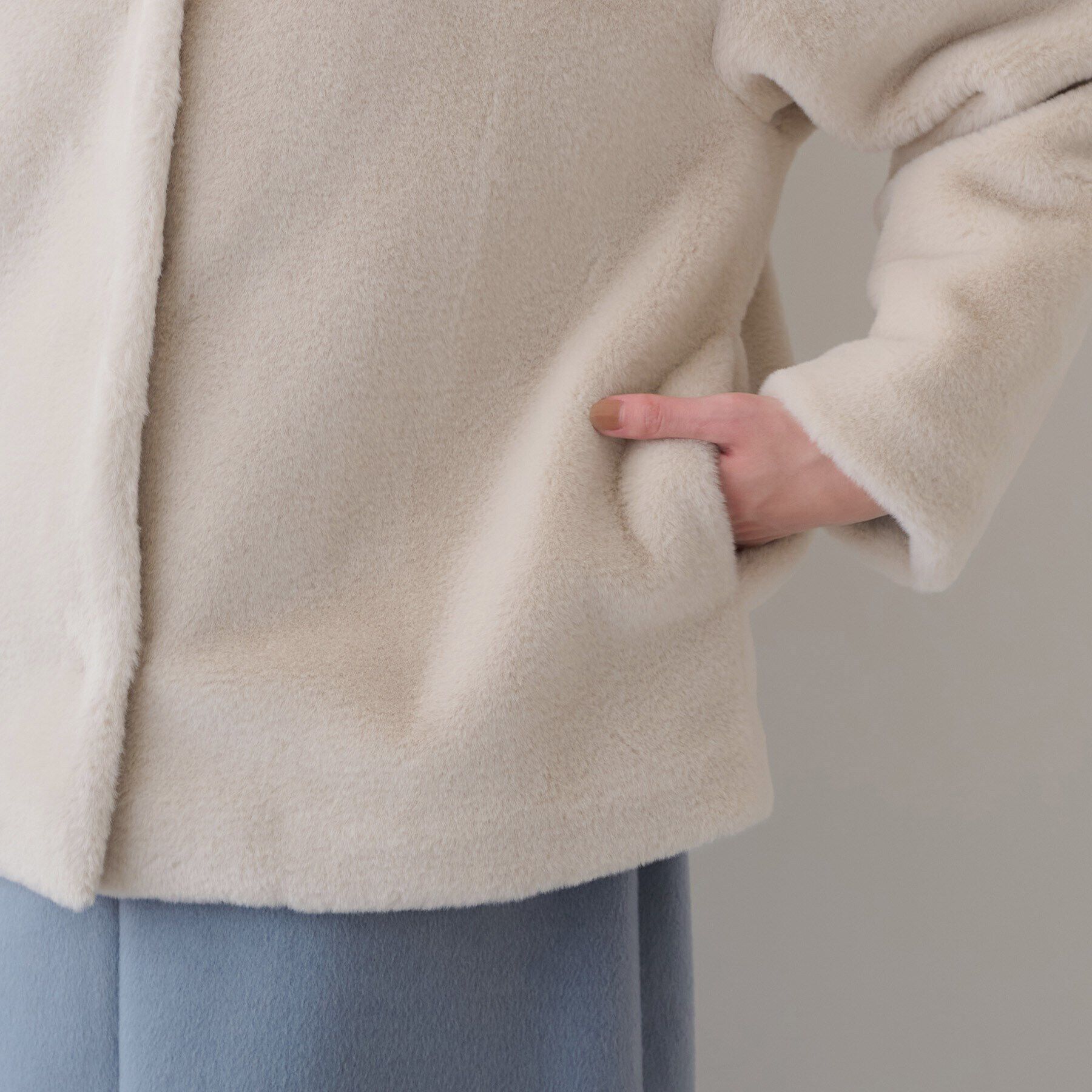 INDIVI「【トレンドコート】大人フェイクファーコート」|ノーカラーコート|