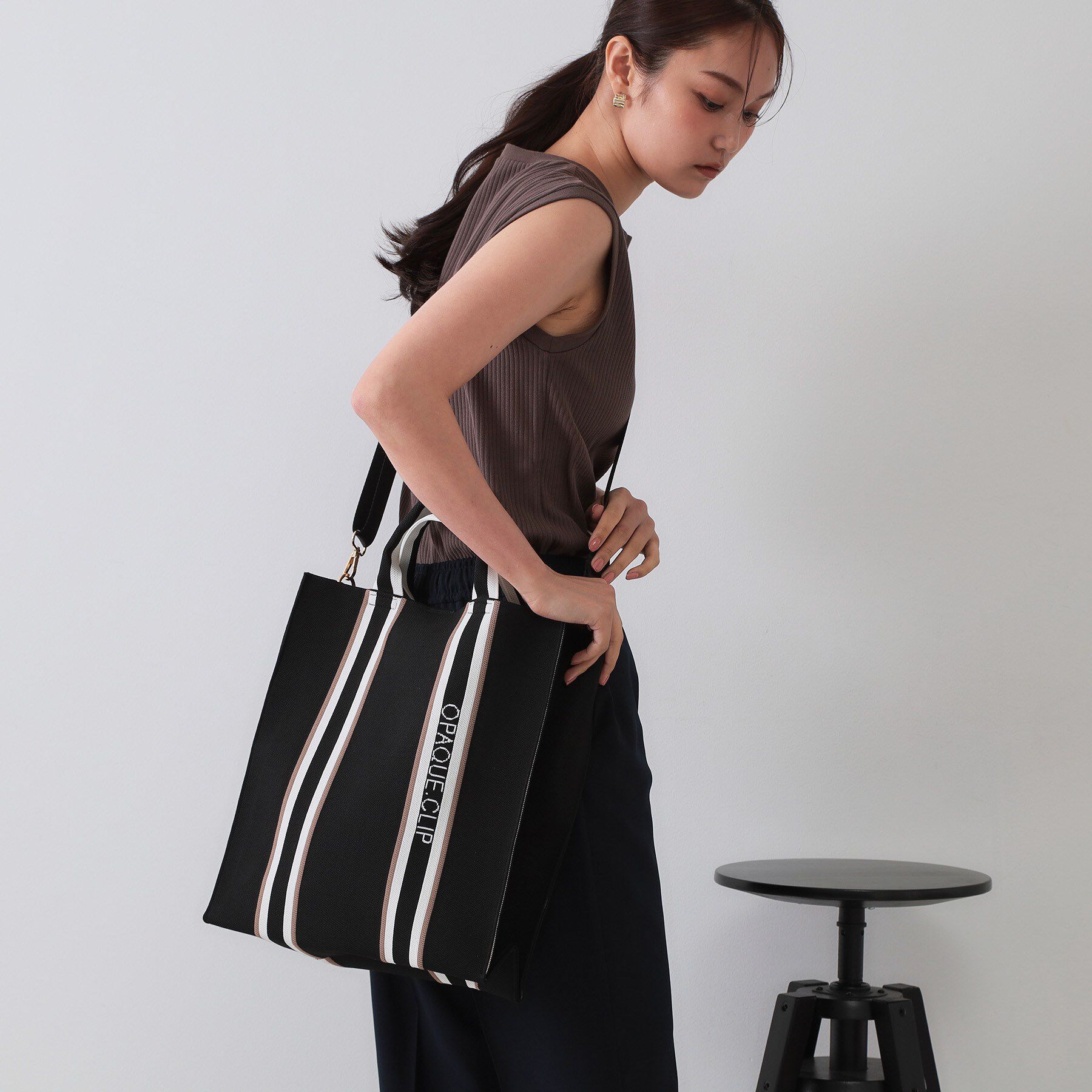 OPAQUE.CLIP「【2WAY/A4サイズ対応】ラインハンドルスクエアニットトートバッグ」|トートバッグ|ブラック(019)