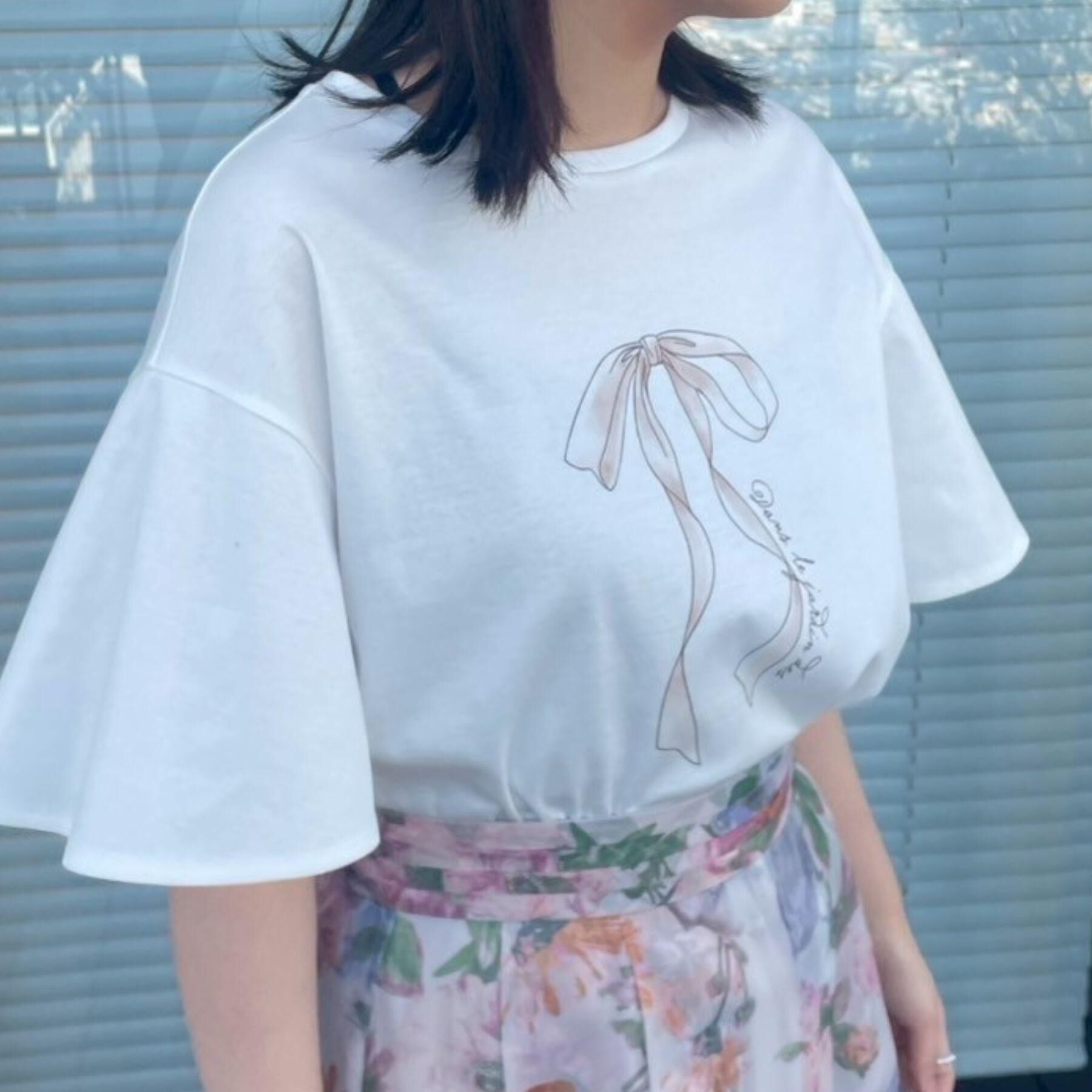 Couture broach「【マシンウォッシャブル・接触冷感・UV機能】60リボンロゴプリント フレアーT」|Tシャツ・カットソー|