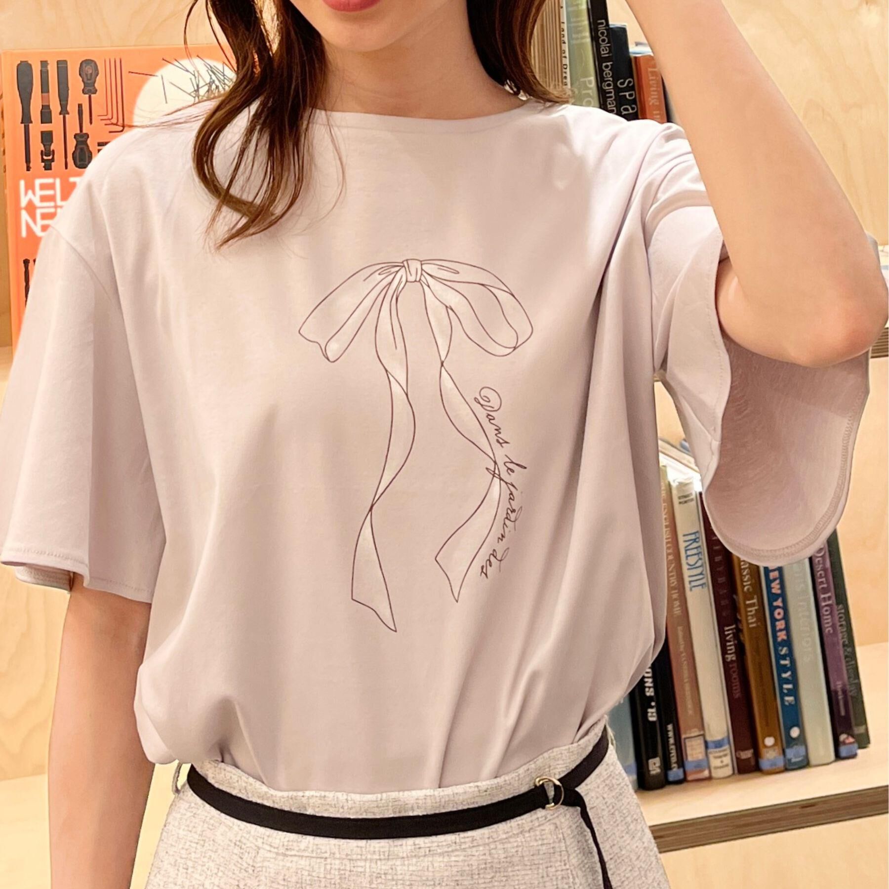 Couture broach「【マシンウォッシャブル・接触冷感・UV機能】60リボンロゴプリント フレアーT」|Tシャツ・カットソー|