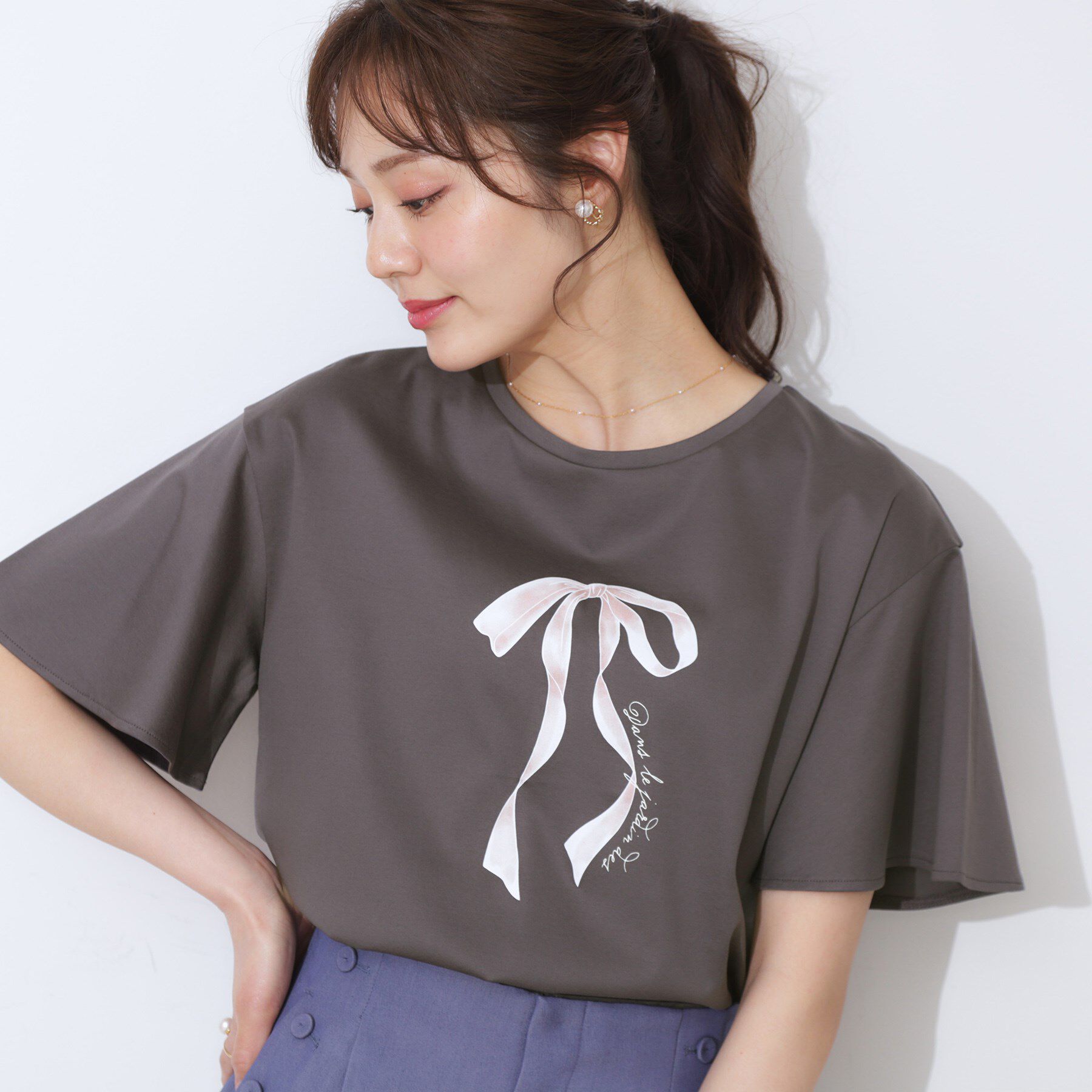 Couture broach「【マシンウォッシャブル・接触冷感・UV機能】60リボンロゴプリント フレアーT」|Tシャツ・カットソー|チャコールグレー(0