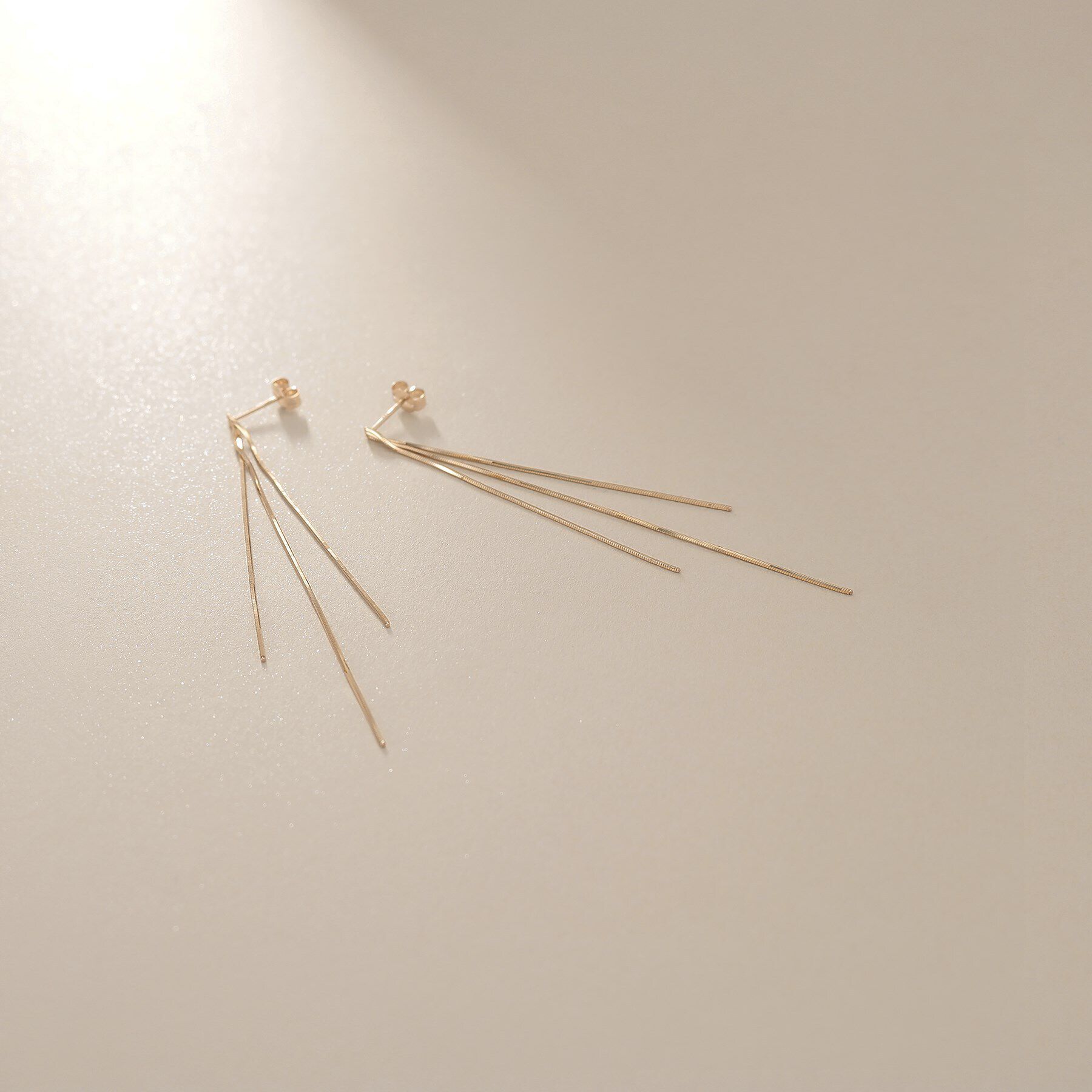 COCOSHNIK「K10コンパクトチェーン フリンジ スタッドピアス」|ピアス|