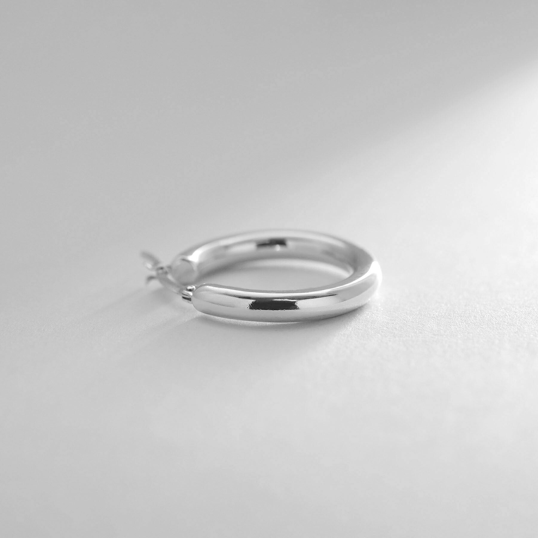 COCOSHNIK ONKITSCH「シルバー ホロウ フープピアスＳ」|ピアス|