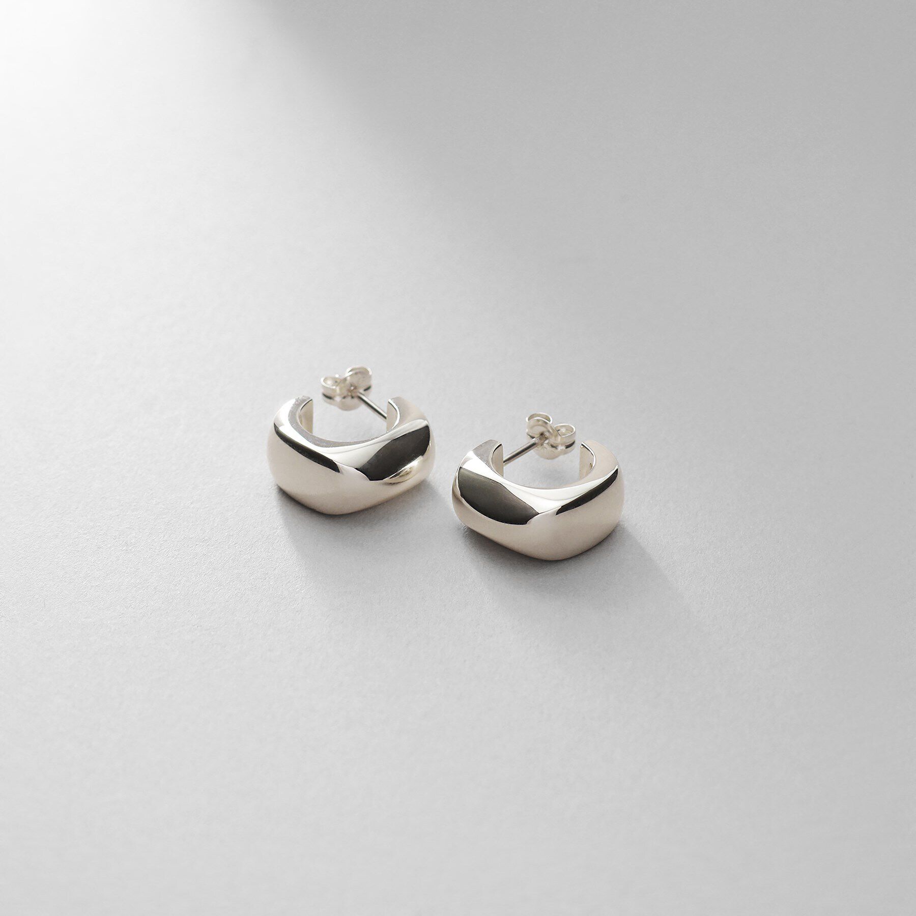 COCOSHNIK ONKITSCH「シルバー スモールフープ スロープカットピアス」|ピアス|シルバー(600)