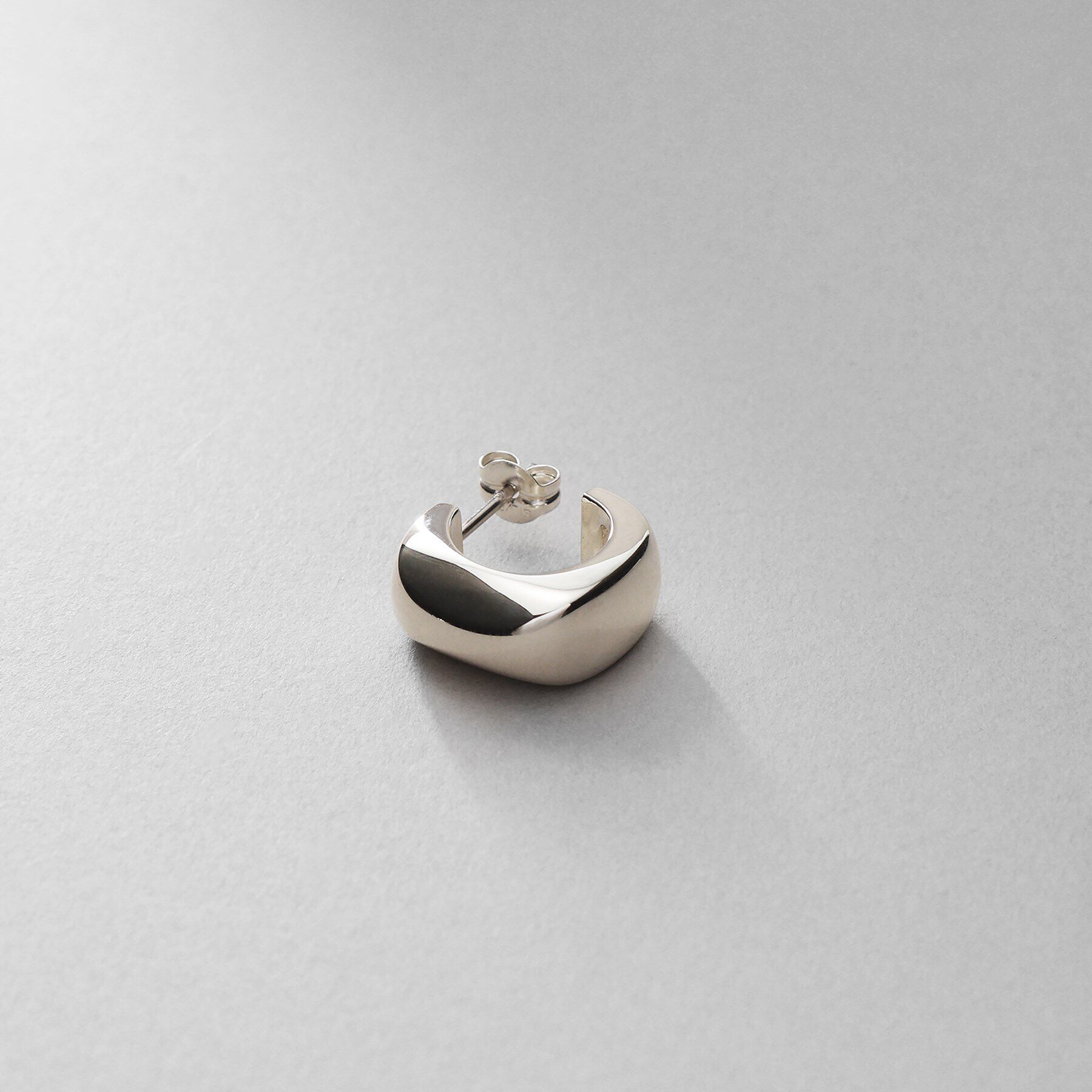 COCOSHNIK ONKITSCH「シルバー スモールフープ スロープカットピアス」|ピアス|