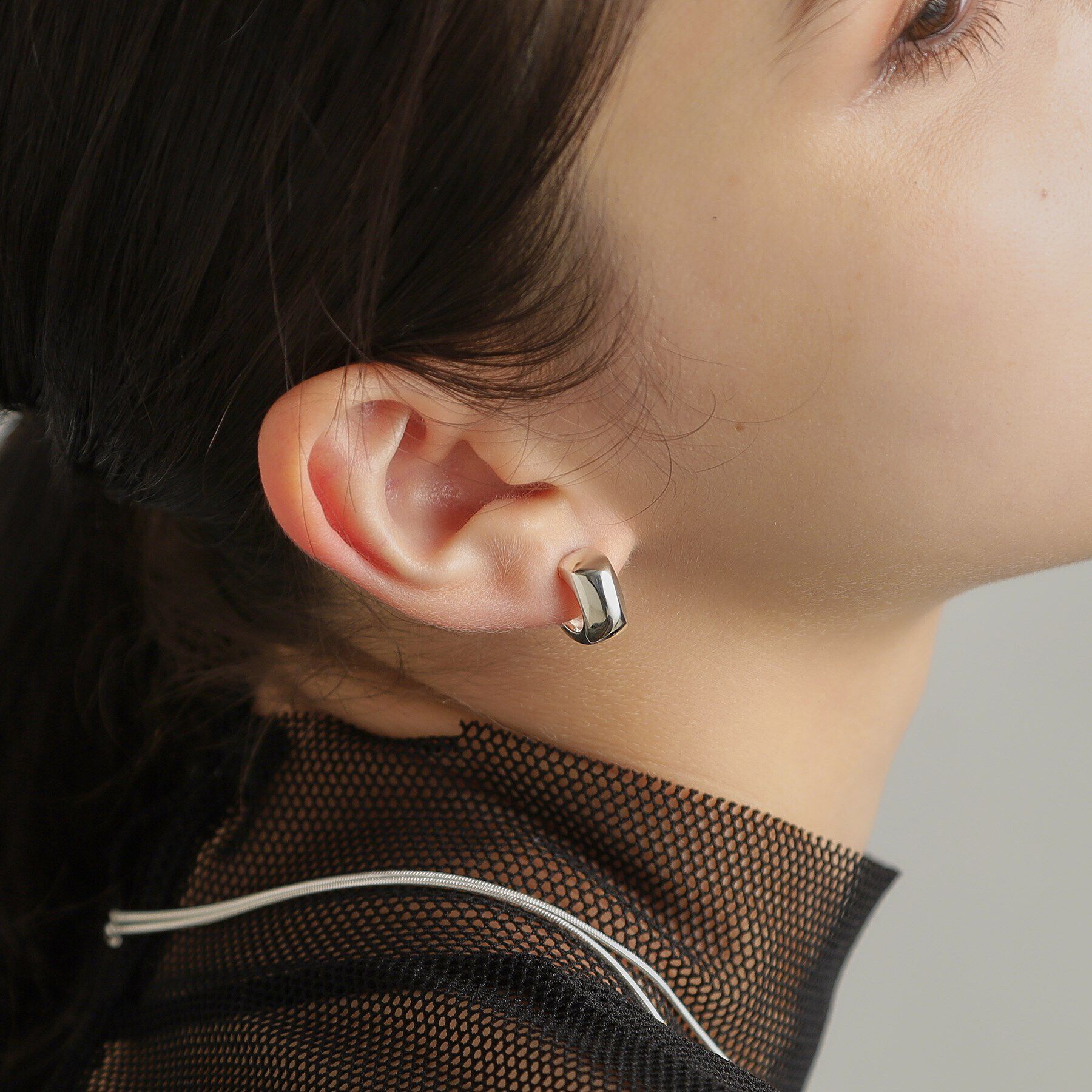 COCOSHNIK ONKITSCH「シルバー スモールフープ スロープカットピアス」|ピアス|