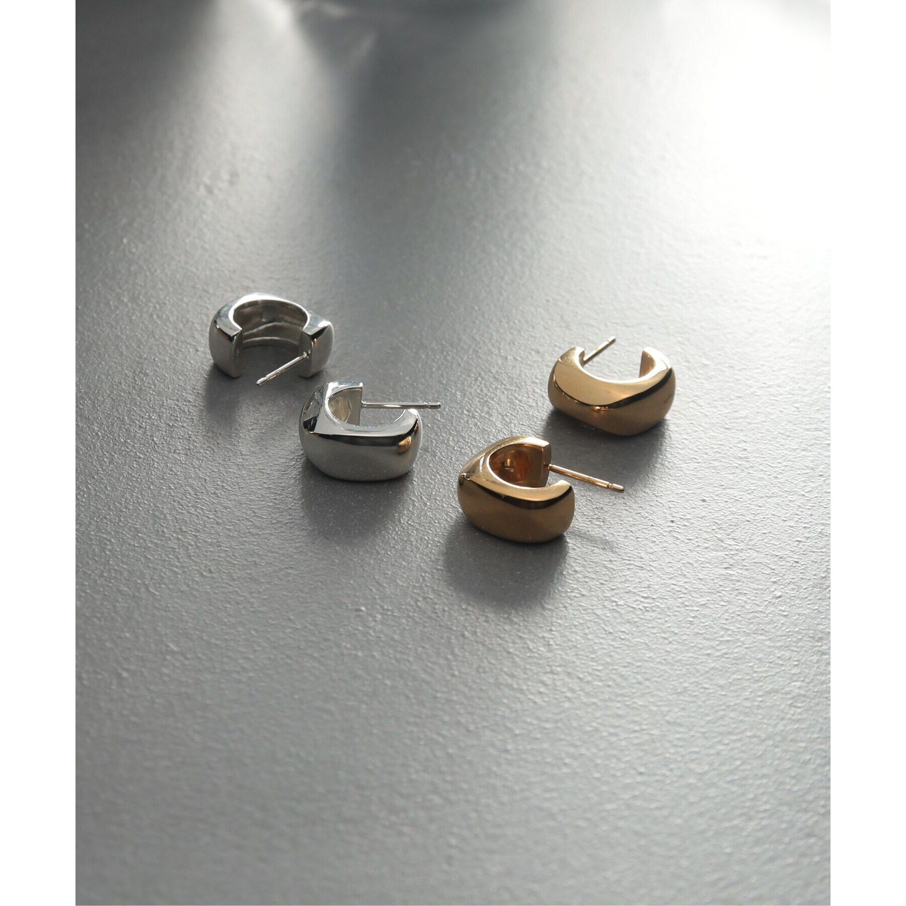 COCOSHNIK ONKITSCH「シルバー スモールフープ スロープカットピアス」|ピアス|