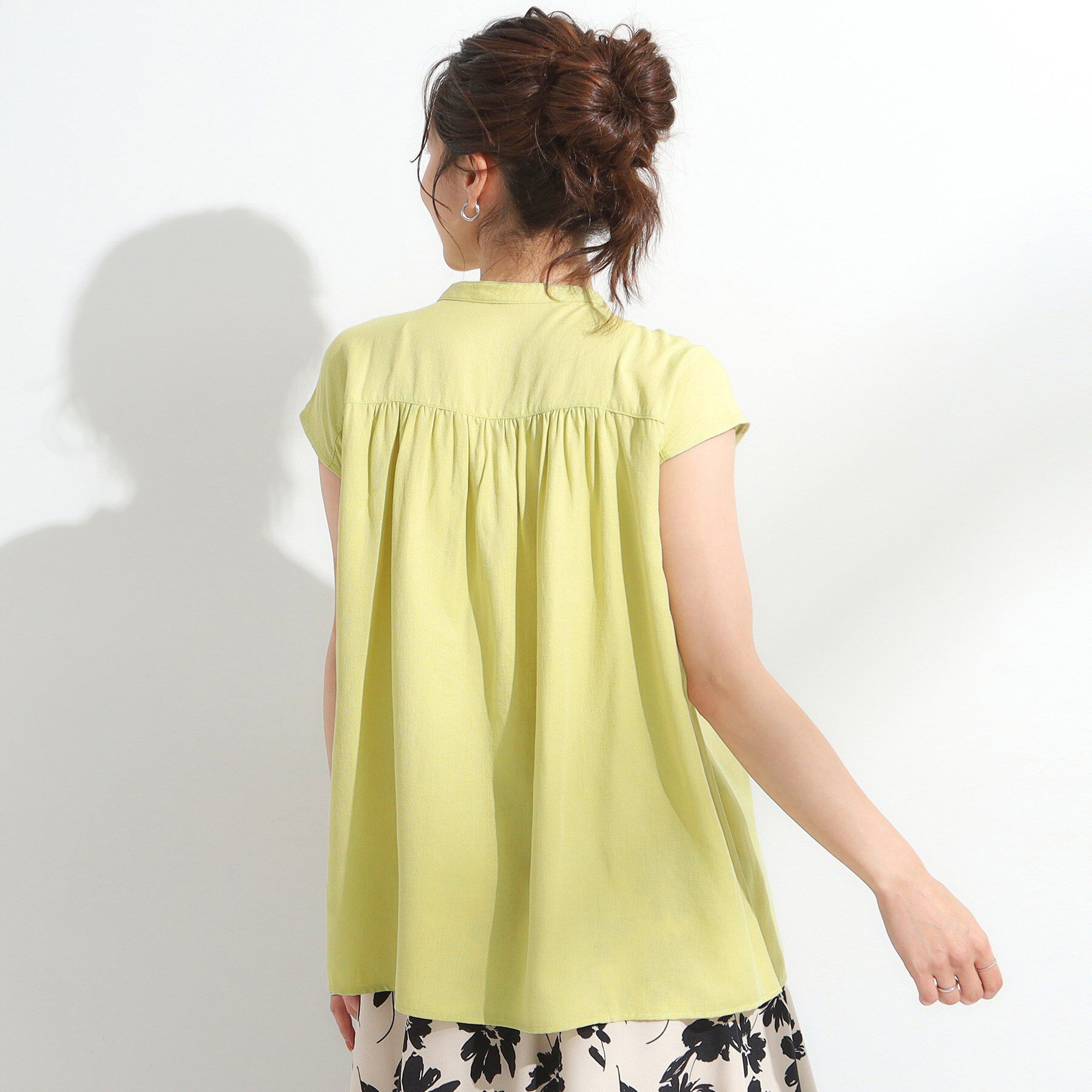 SHOO･LA･RUE「【S-LL/洗濯後しわになりにくい】上品にきれい見え スラブギャザーブラウス」|シャツ・ブラウス|