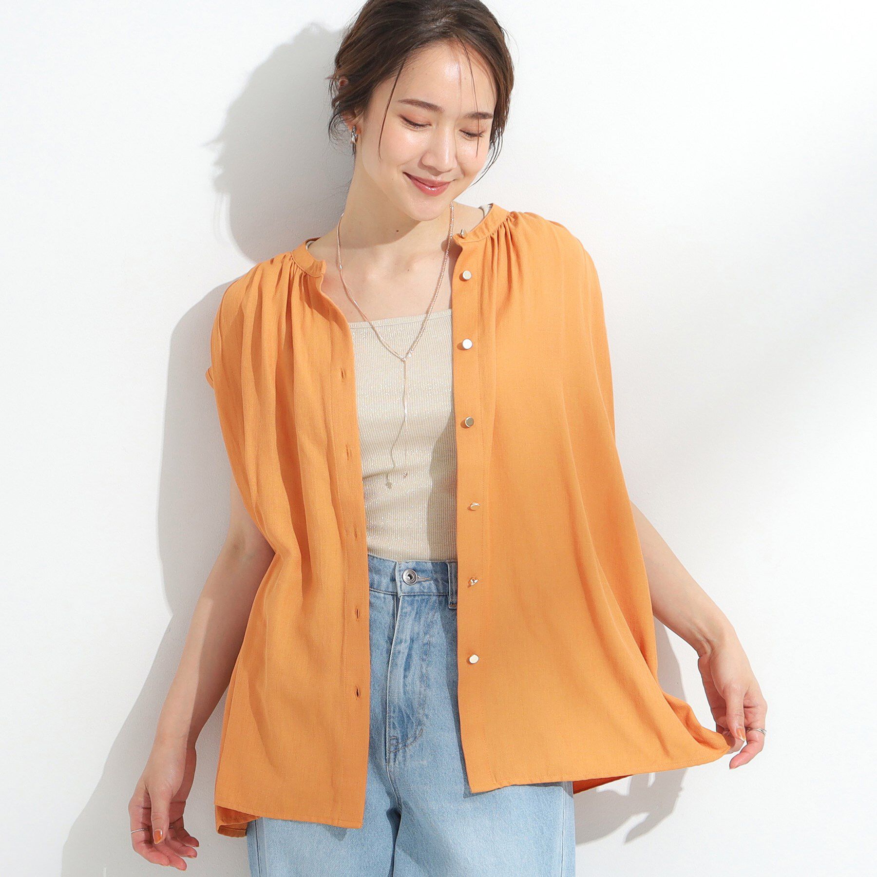 SHOO･LA･RUE「【S-LL/洗濯後しわになりにくい】上品にきれい見え スラブギャザーブラウス」|シャツ・ブラウス|オレンジ(067)