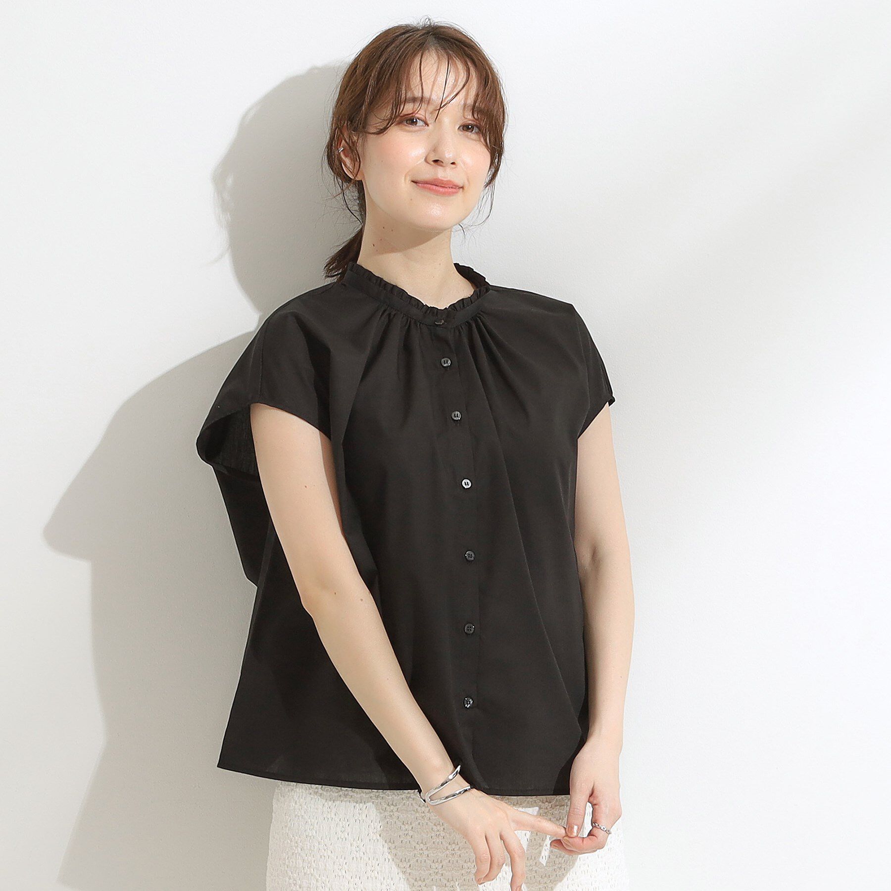 SHOO･LA･RUE「【洗える/S-LL】プチフリル襟が女性らしい フレンチスリーブシャツ」|シャツ・ブラウス|