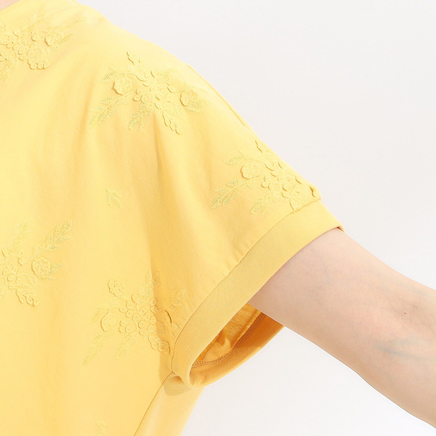 SHOO･LA･RUE「【洗える/S-LL】インせず着られる さらっと大人上品 刺繍トップス」|Tシャツ・カットソー|