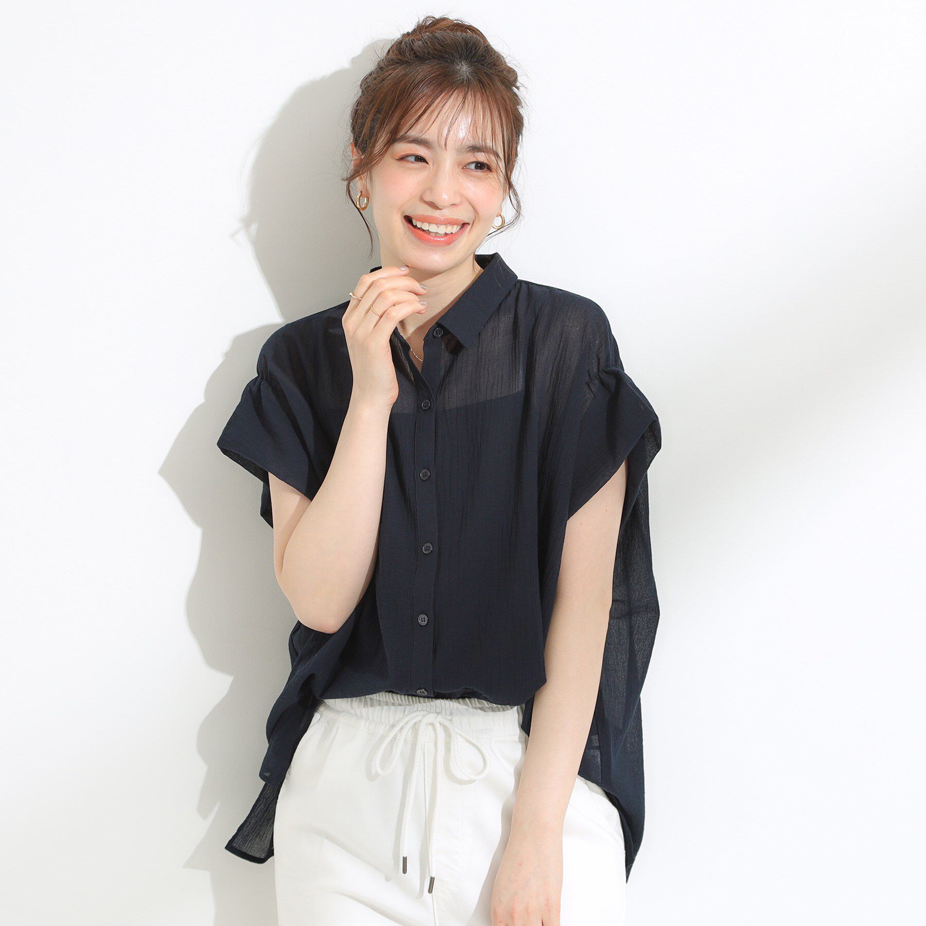 SHOO･LA･RUE「【S-LL】さらシャリコットン 上品なシアー感のフロントボタンシャツ」|シャツ・ブラウス|