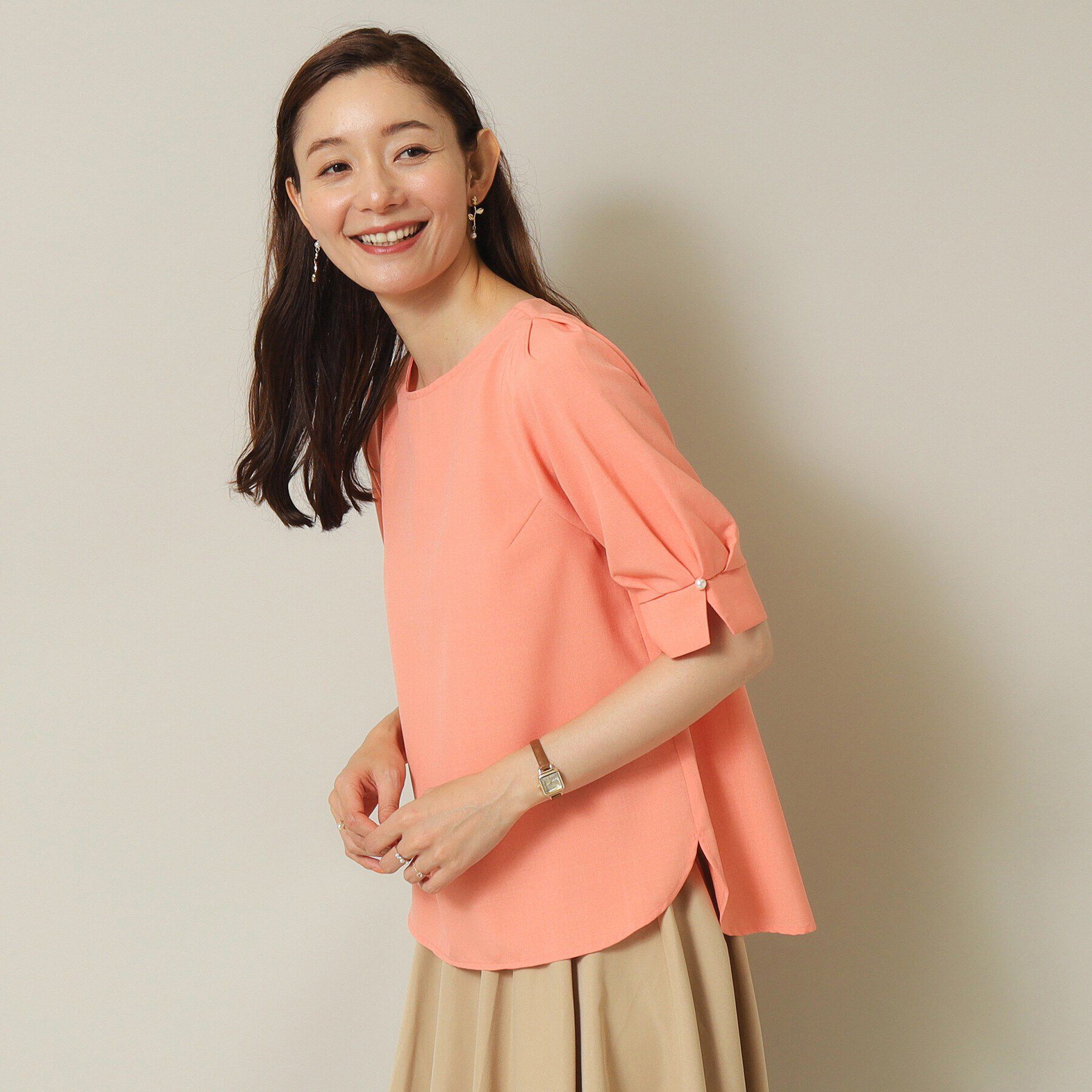 ITS&rsquo;DEMO「【UVカット／吸水速乾／冷感／マシンウォッシャブル】麻調合繊袖パール調ブラウス」|シャツ・ブラウス|