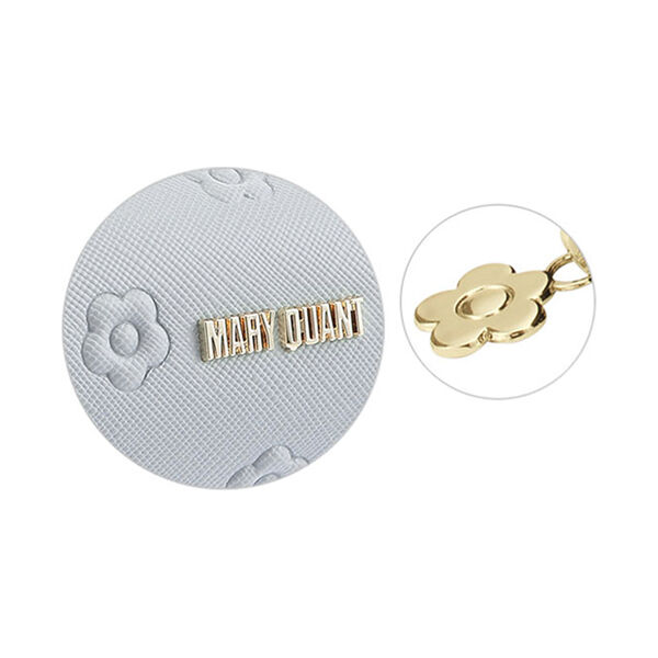  「マリークワント シンプルエンボスデイジースクエアペンケース ライトブルー 本体 (H5&times;W18.5&times;D6cm)」|コスメ雑貨|