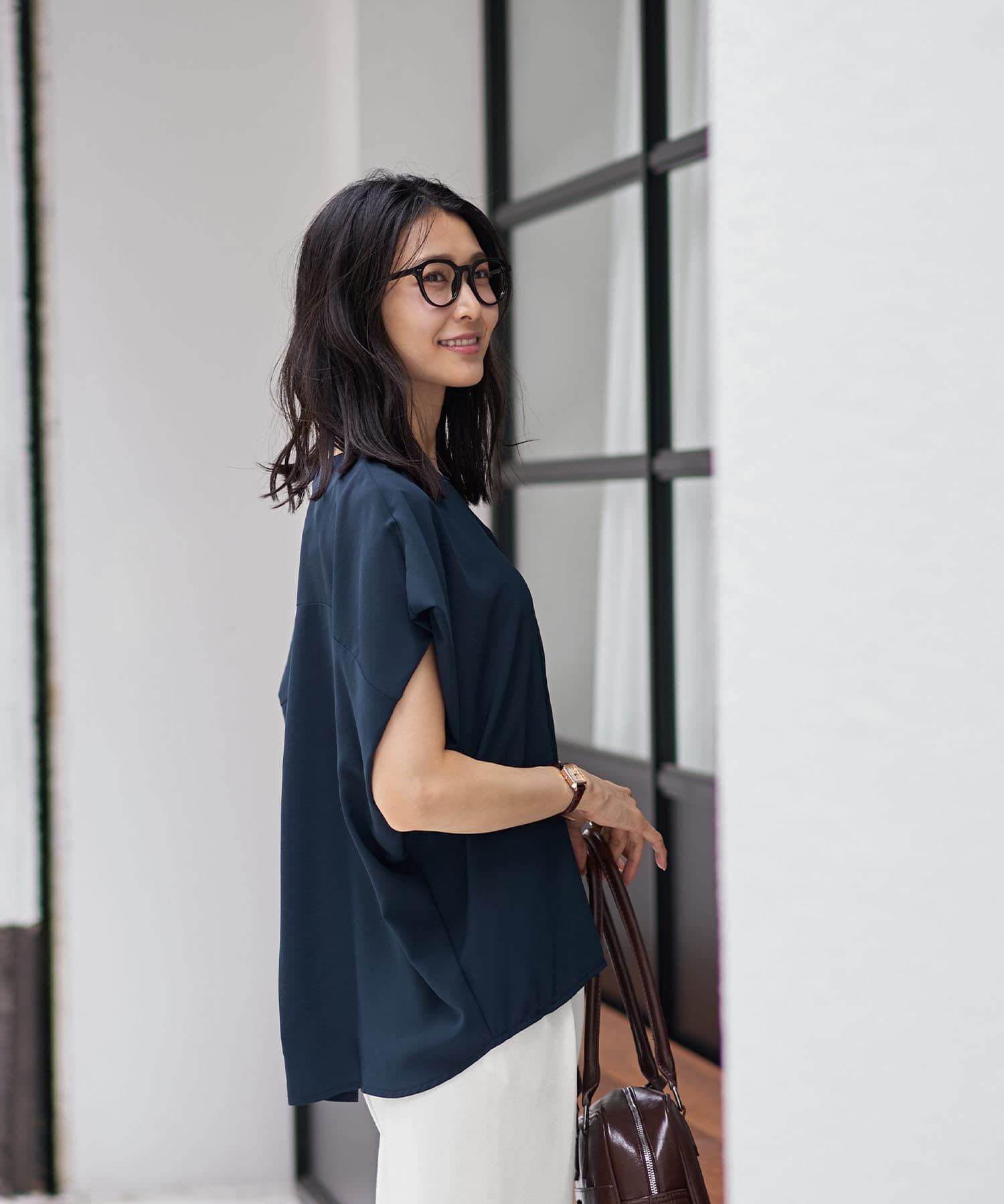 STYLE DELI「薄手でシルキーなドレープVネックブラウス」|シャツ・ブラウス|