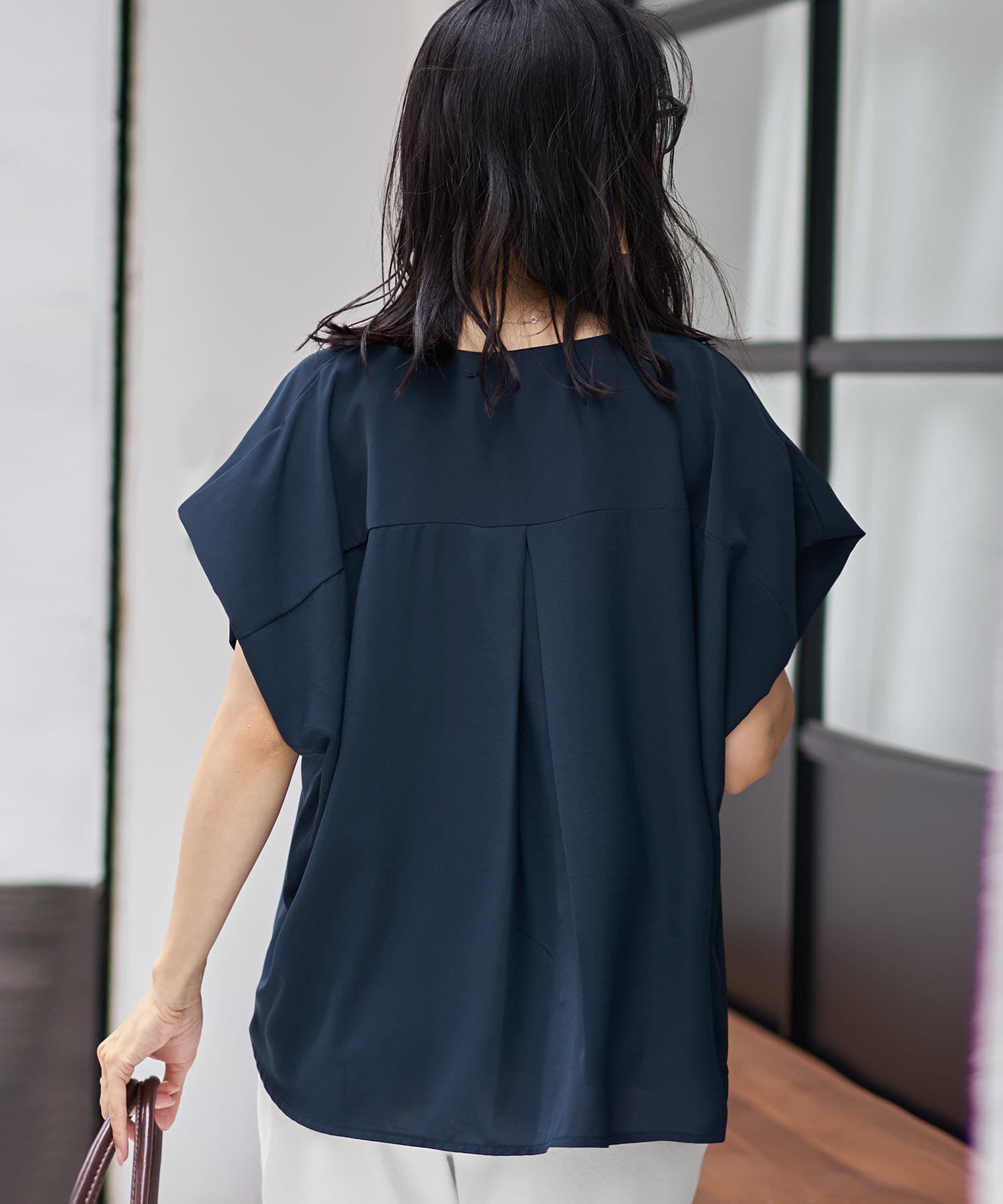 STYLE DELI「薄手でシルキーなドレープVネックブラウス」|シャツ・ブラウス|