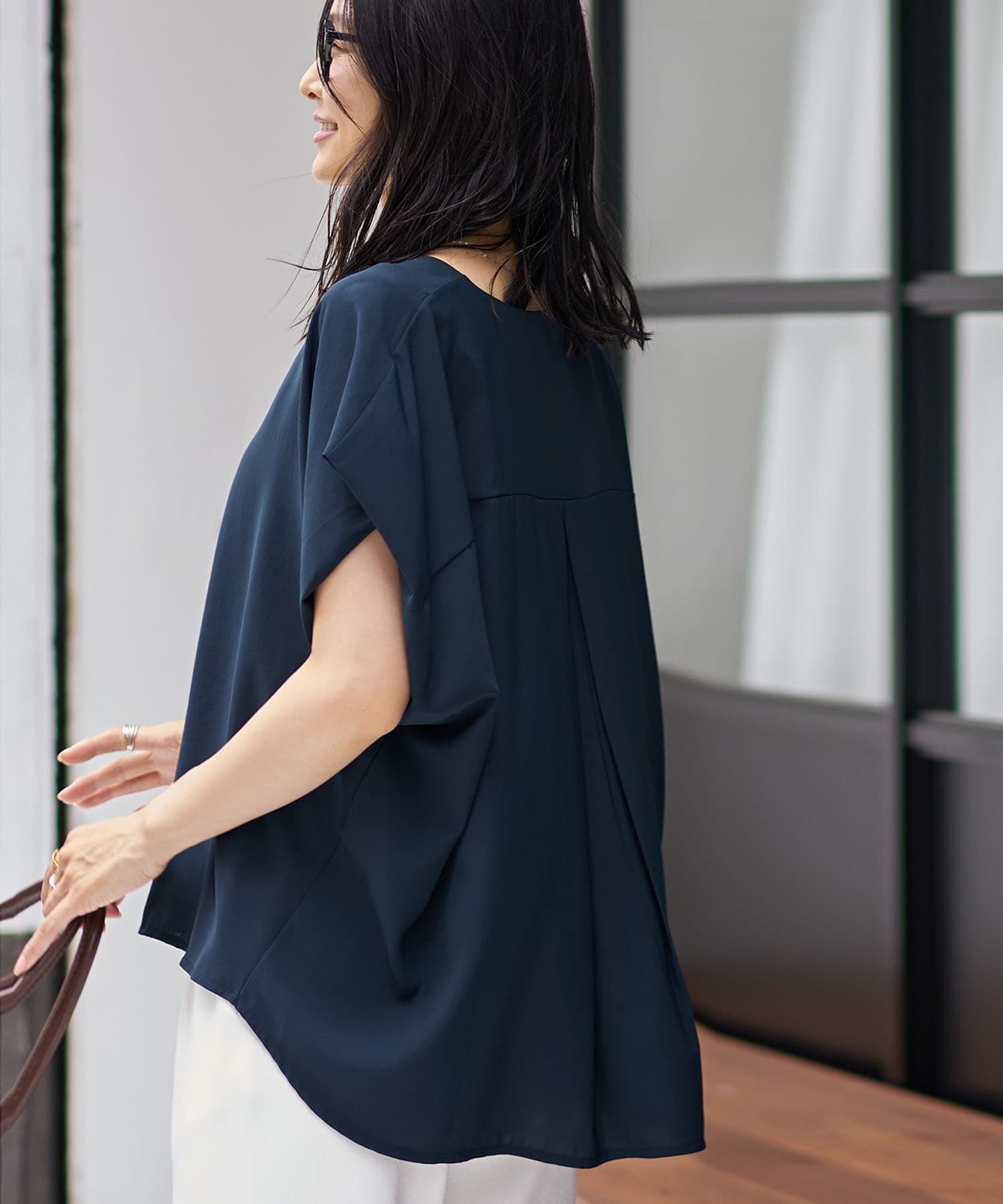 STYLE DELI「薄手でシルキーなドレープVネックブラウス」|シャツ・ブラウス|