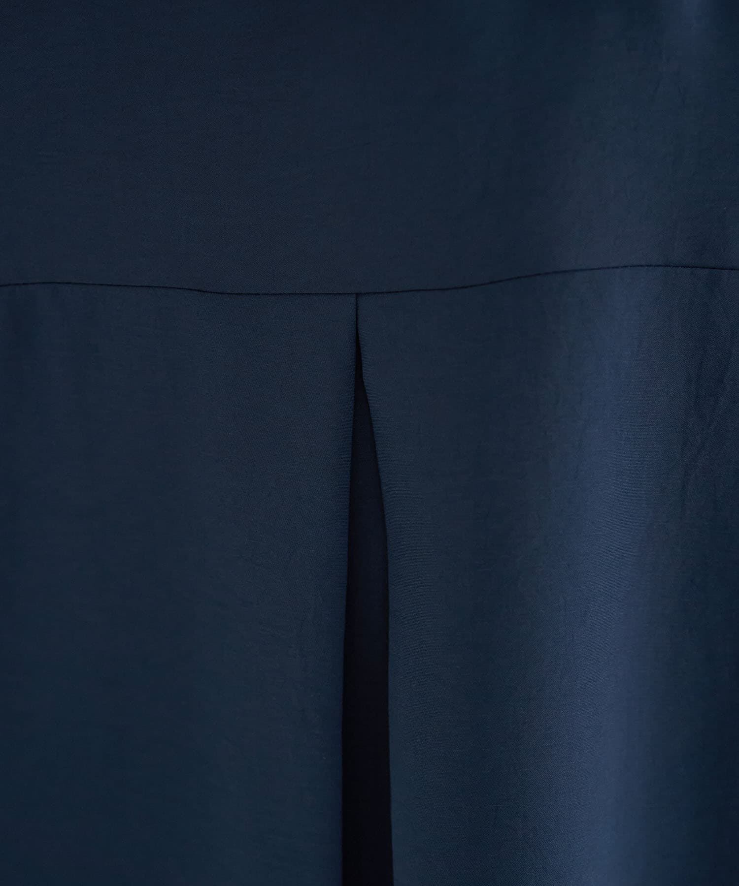 STYLE DELI「薄手でシルキーなドレープVネックブラウス」|シャツ・ブラウス|