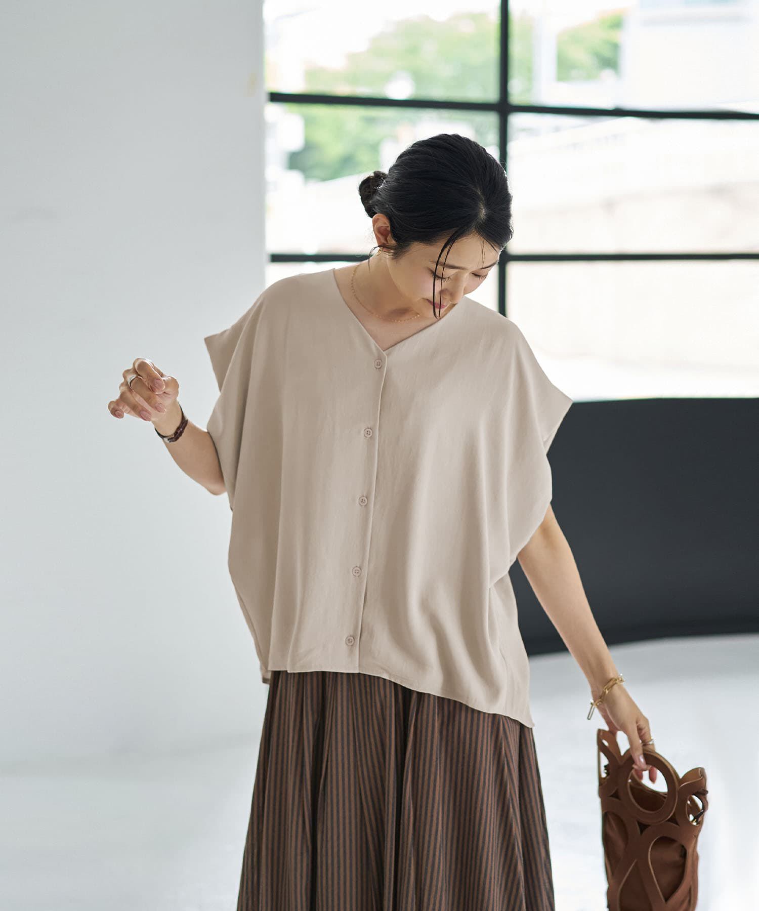 STYLE DELI「薄手でシルキーなドレープVネックブラウス」|シャツ・ブラウス|ライトベージュ