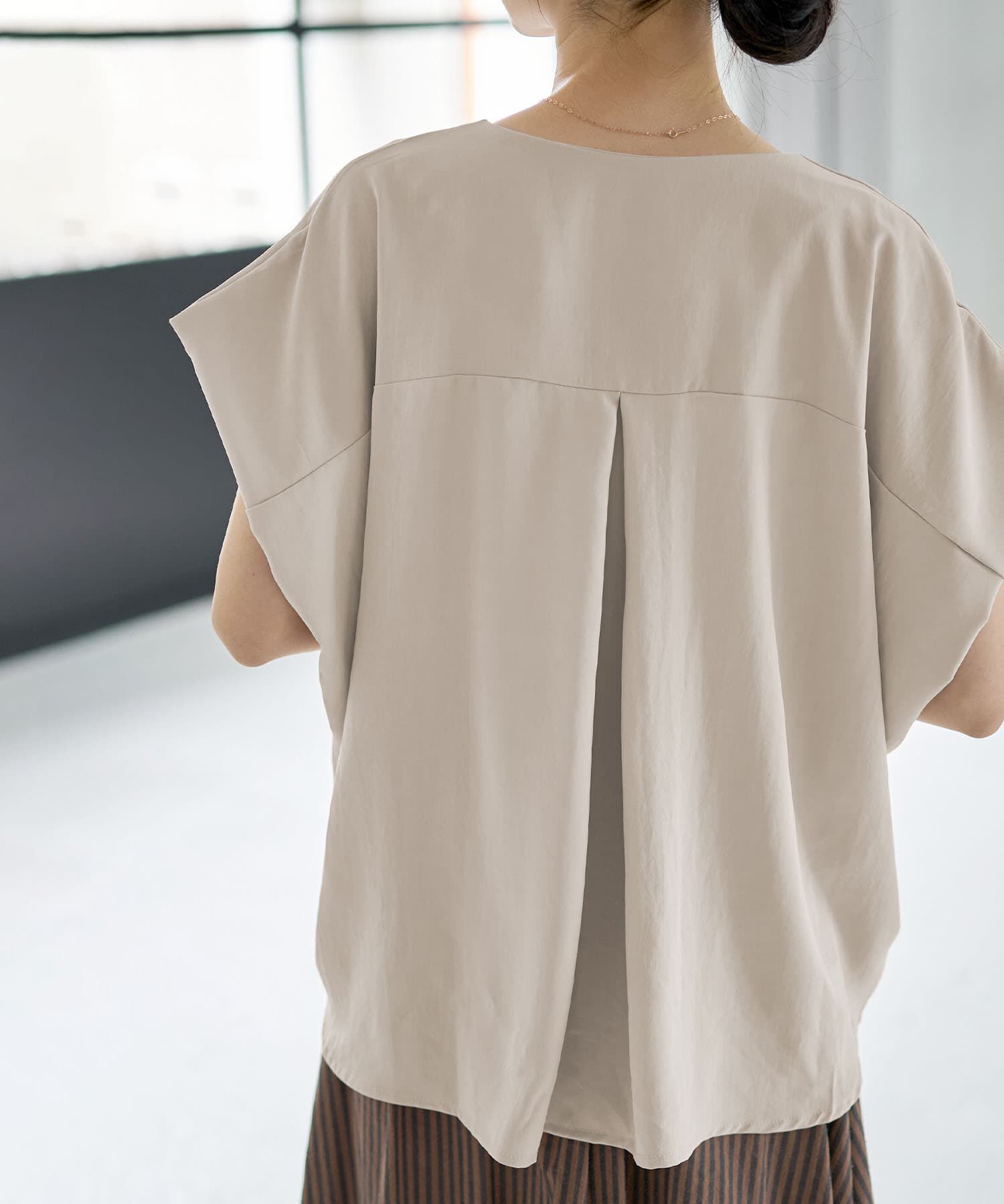 STYLE DELI「薄手でシルキーなドレープVネックブラウス」|シャツ・ブラウス|