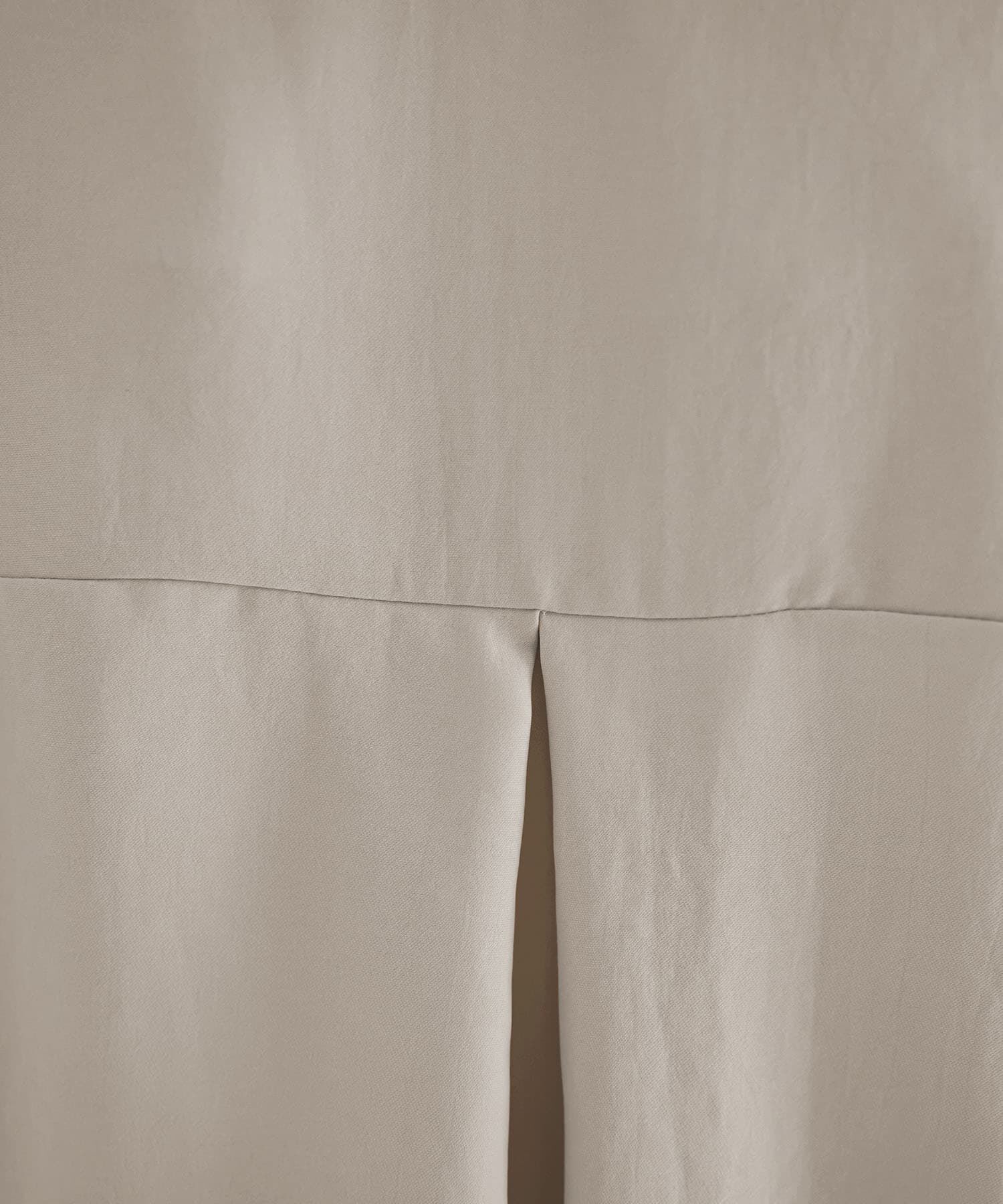 STYLE DELI「薄手でシルキーなドレープVネックブラウス」|シャツ・ブラウス|