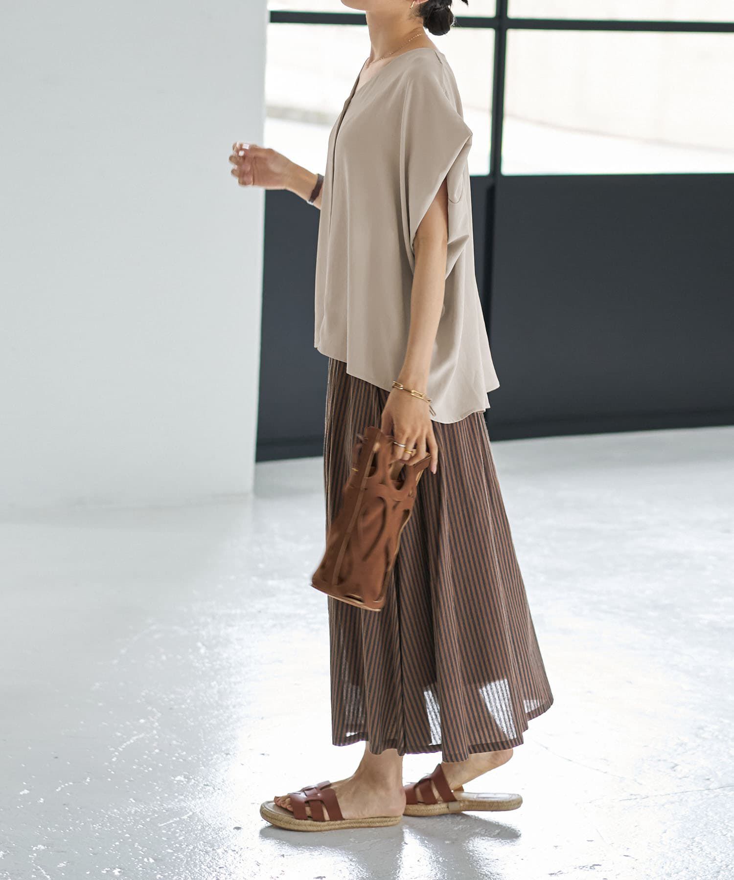 STYLE DELI「薄手でシルキーなドレープVネックブラウス」|シャツ・ブラウス|