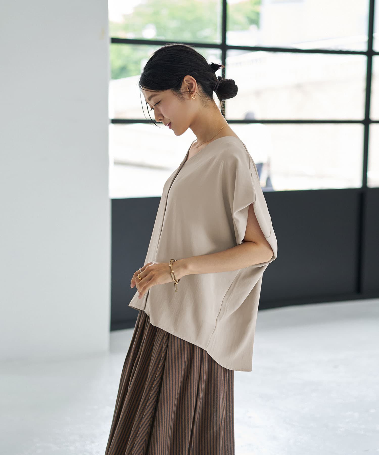 STYLE DELI「薄手でシルキーなドレープVネックブラウス」|シャツ・ブラウス|