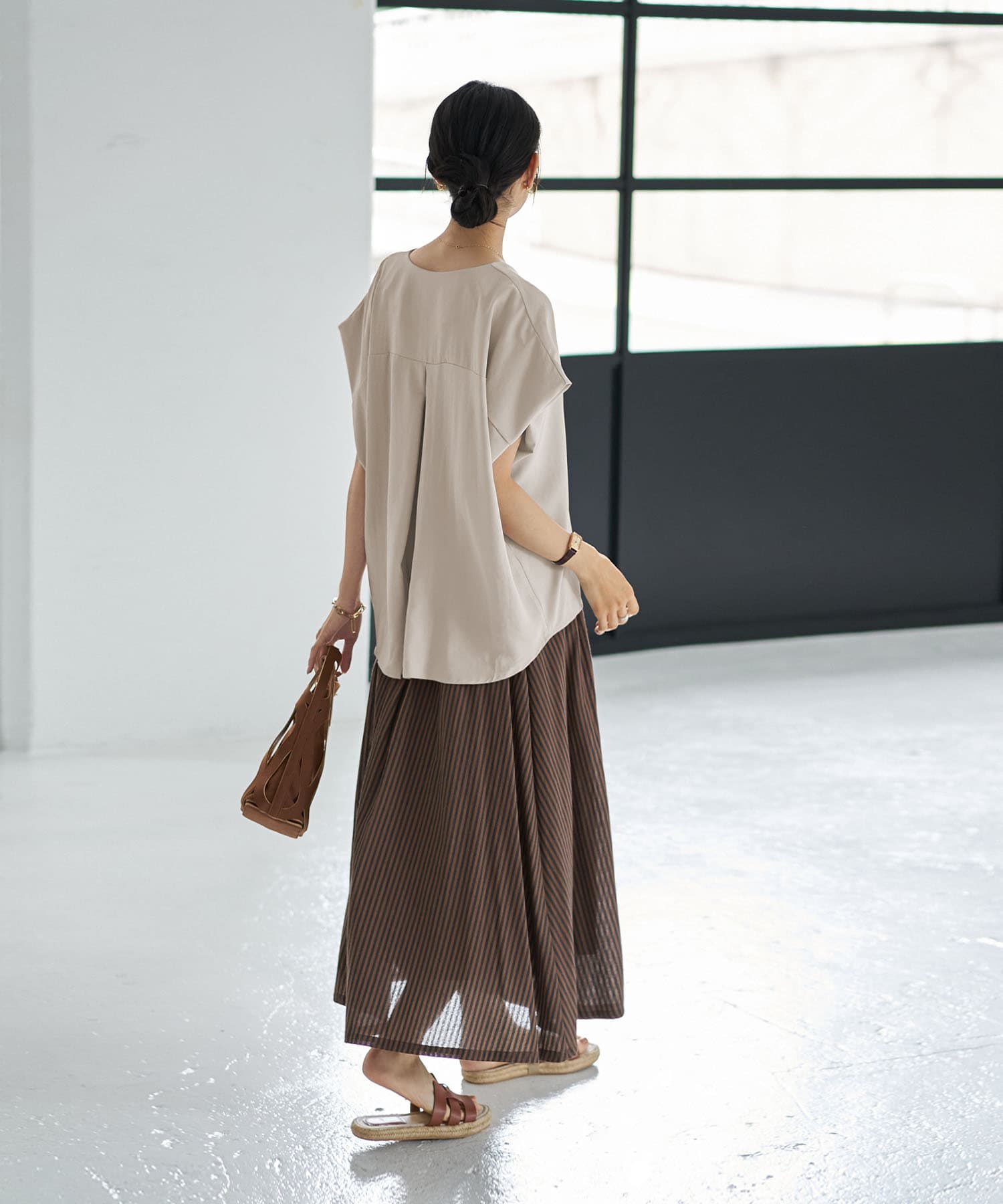 STYLE DELI「薄手でシルキーなドレープVネックブラウス」|シャツ・ブラウス|