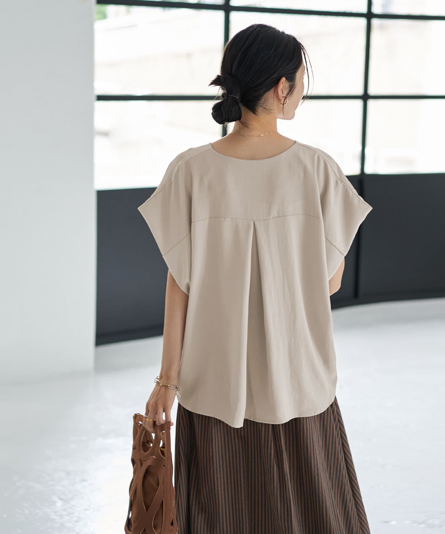 STYLE DELI「薄手でシルキーなドレープVネックブラウス」|シャツ・ブラウス|