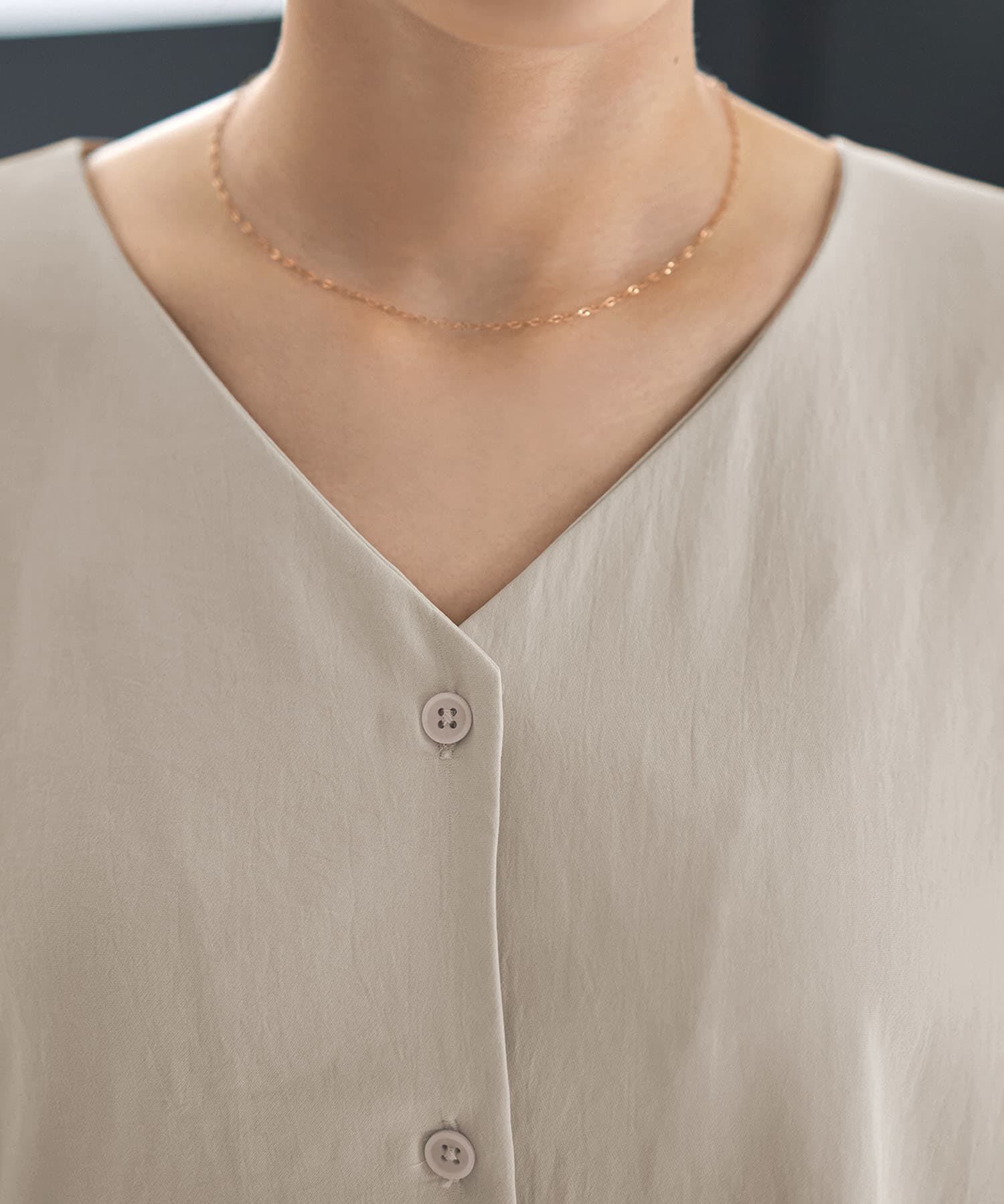 STYLE DELI「薄手でシルキーなドレープVネックブラウス」|シャツ・ブラウス|