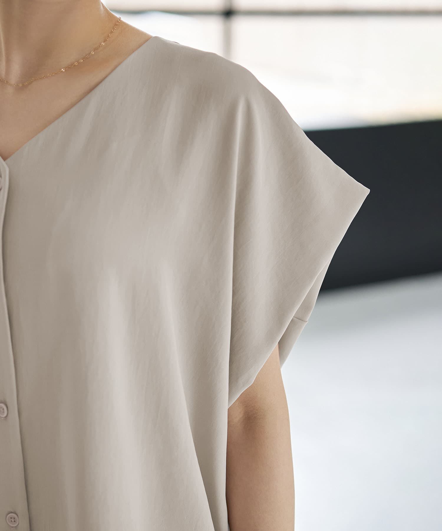 STYLE DELI「薄手でシルキーなドレープVネックブラウス」|シャツ・ブラウス|