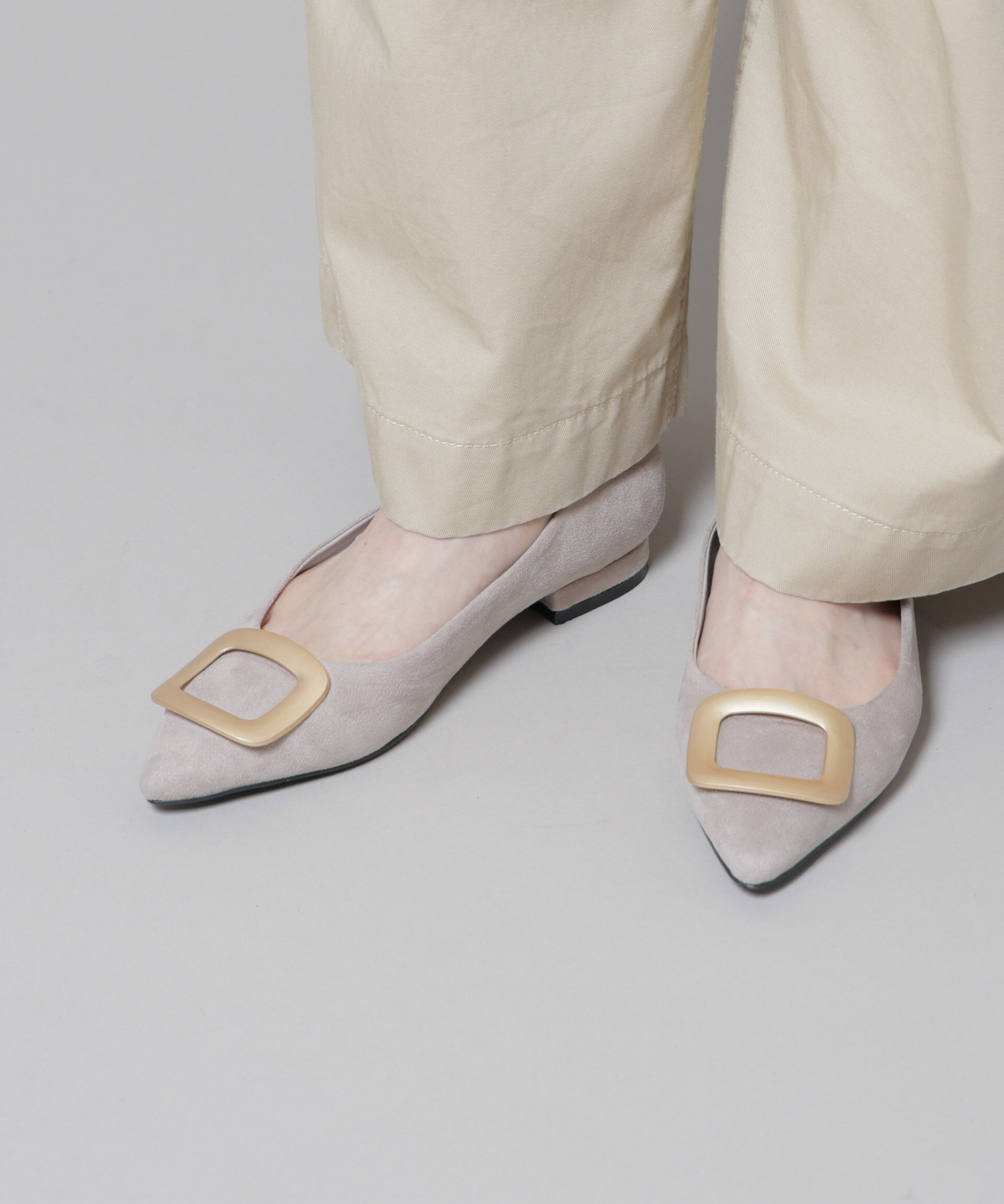 nano･universe「ポインテッドトゥバックルフラットパンプス」|ビジネス・ドレスシューズ|グレー