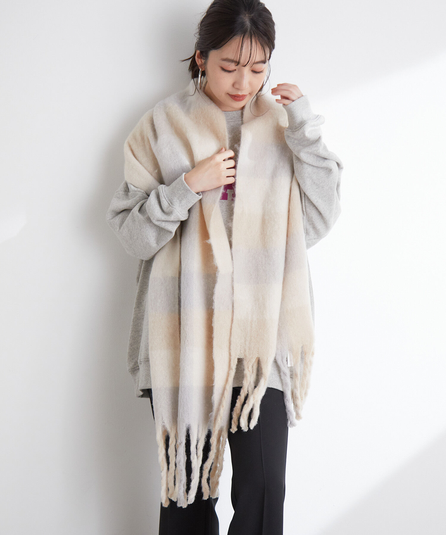 VIS「【リサイクルポリエステル】ふんわりボリューム。太フリンジチェック柄マフラー」|マフラー|ベージュ系(28)