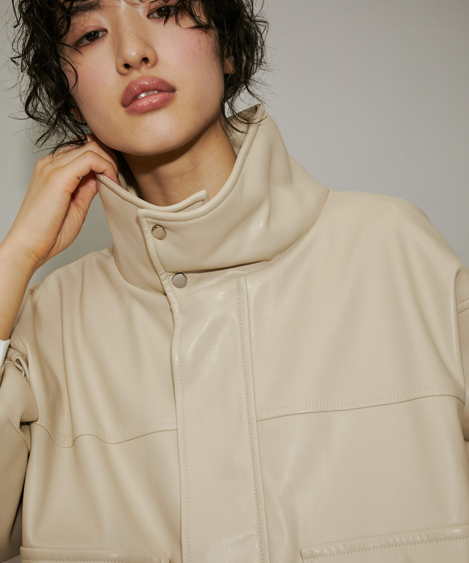 ADAM ET ROPE'「【WEB限定】スタンドネックフェイクレザージャケット」|ライダースジャケット|