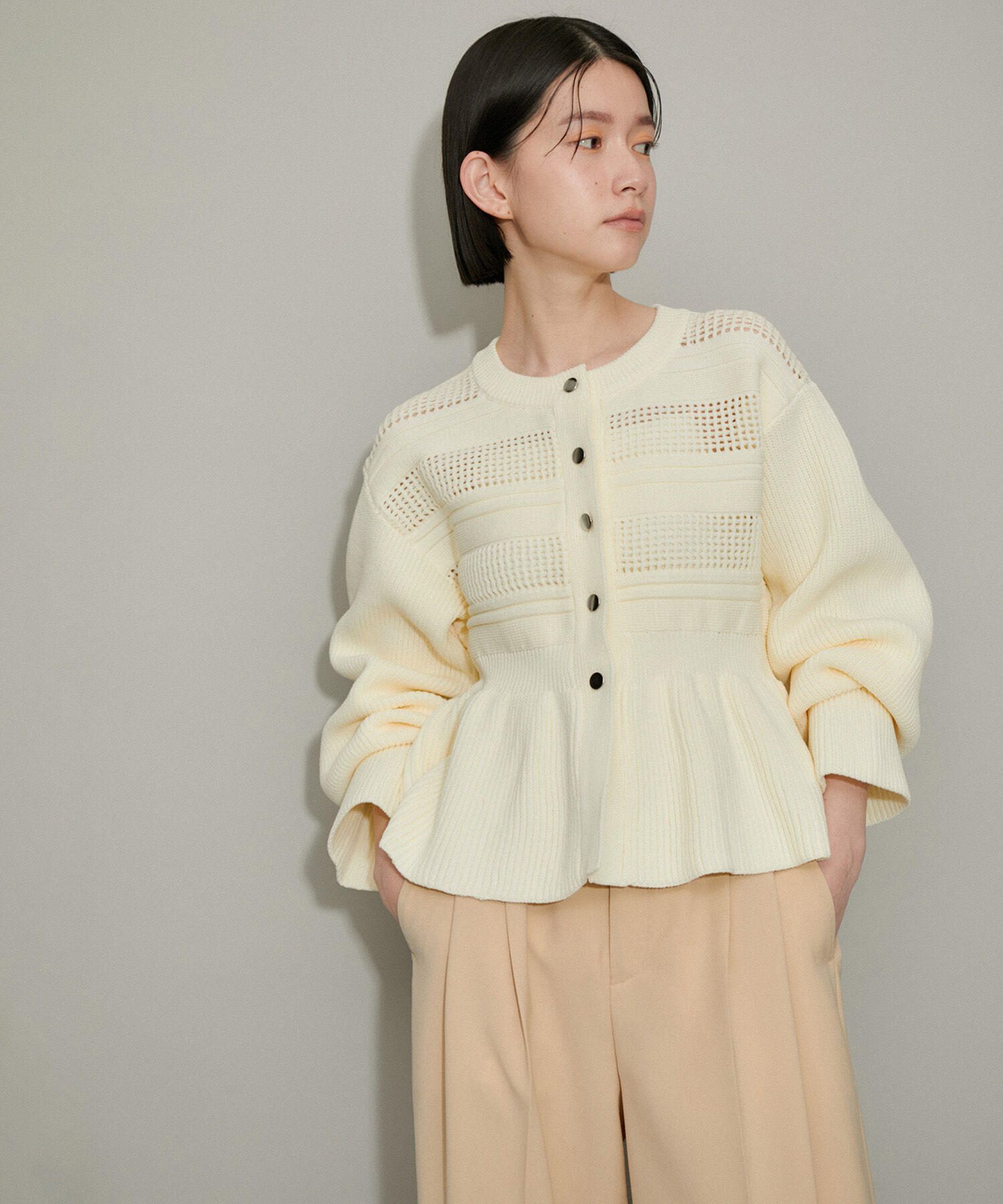 ADAM ET ROPE'「【サステナブル・WEB限定】ペプラムカーディガン」|カーディガン|オフホワイト(15)