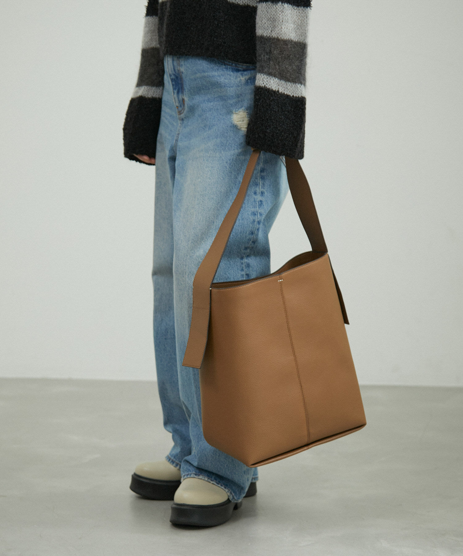 ADAM ET ROPE'「【サステナブル・一部WEB限定カラー】軽量シュリンクワンハンドルバッグ」|ショルダー・メッセンジャー|