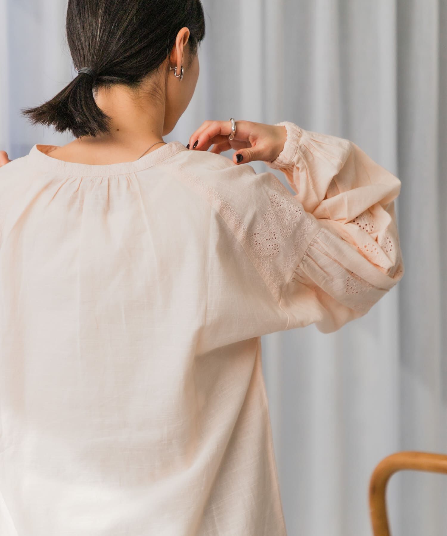 URBAN RESEARCH DOORS「刺繍ボリュームスリーブブラウス」|シャツ・ブラウス|