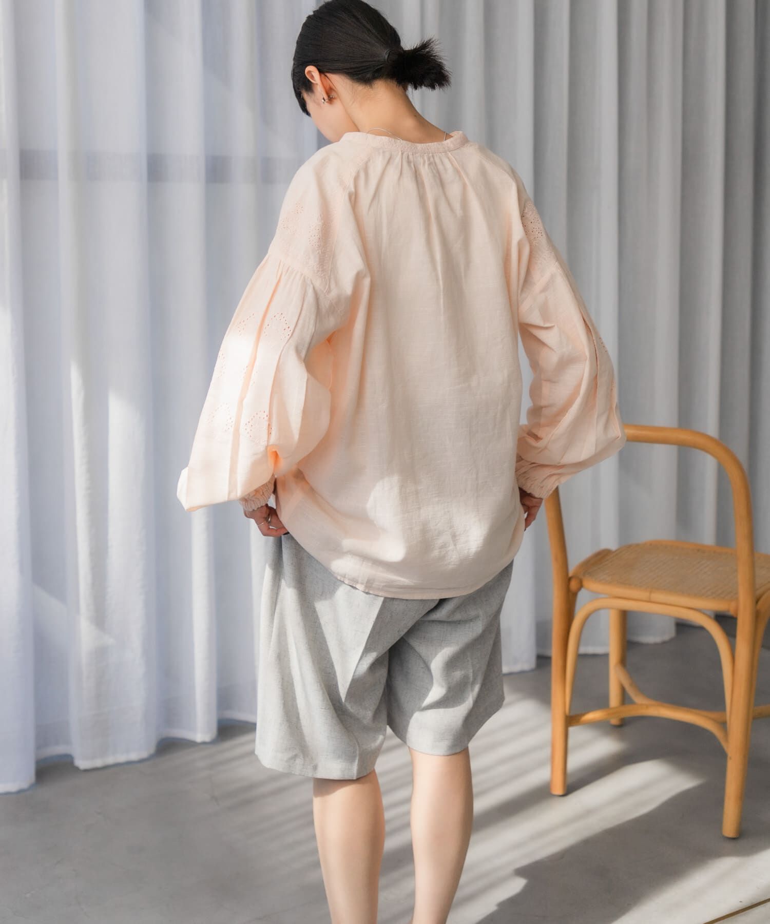 URBAN RESEARCH DOORS「刺繍ボリュームスリーブブラウス」|シャツ・ブラウス|