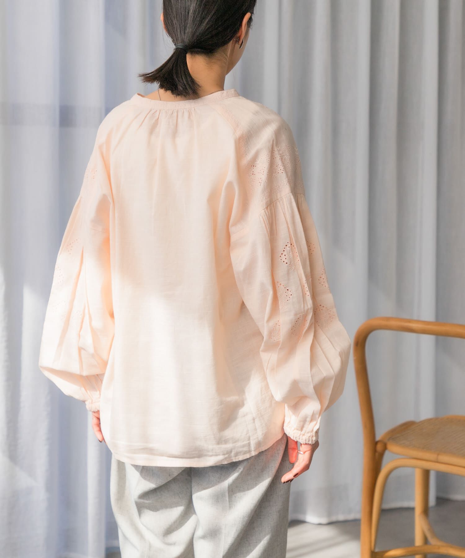 URBAN RESEARCH DOORS「刺繍ボリュームスリーブブラウス」|シャツ・ブラウス|