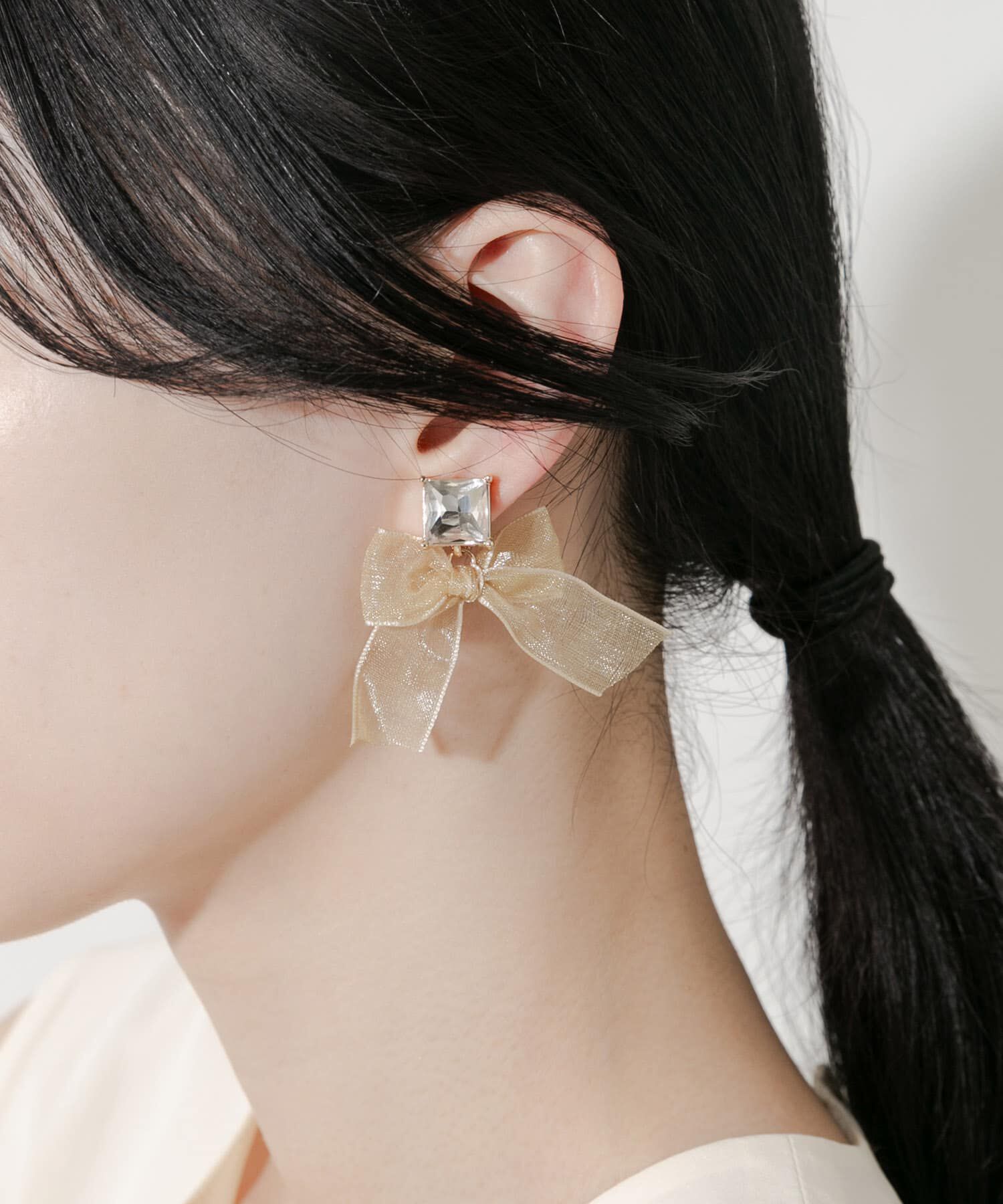 SMELLY「スクエアビジューリボンイヤリング」|イヤリング|ベージュ系その他