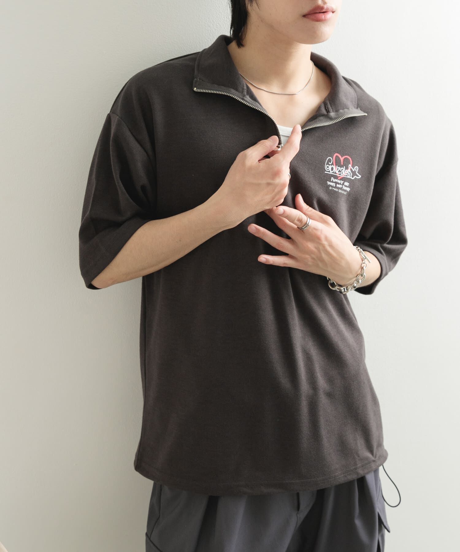 SENSE OF PLACE by URBAN RESEARCH「『WEB限定』Mark Gonzales　スタンドハーフZIPドローコードTシャツ」|Tシャツ・カットソー|チャコールグレー