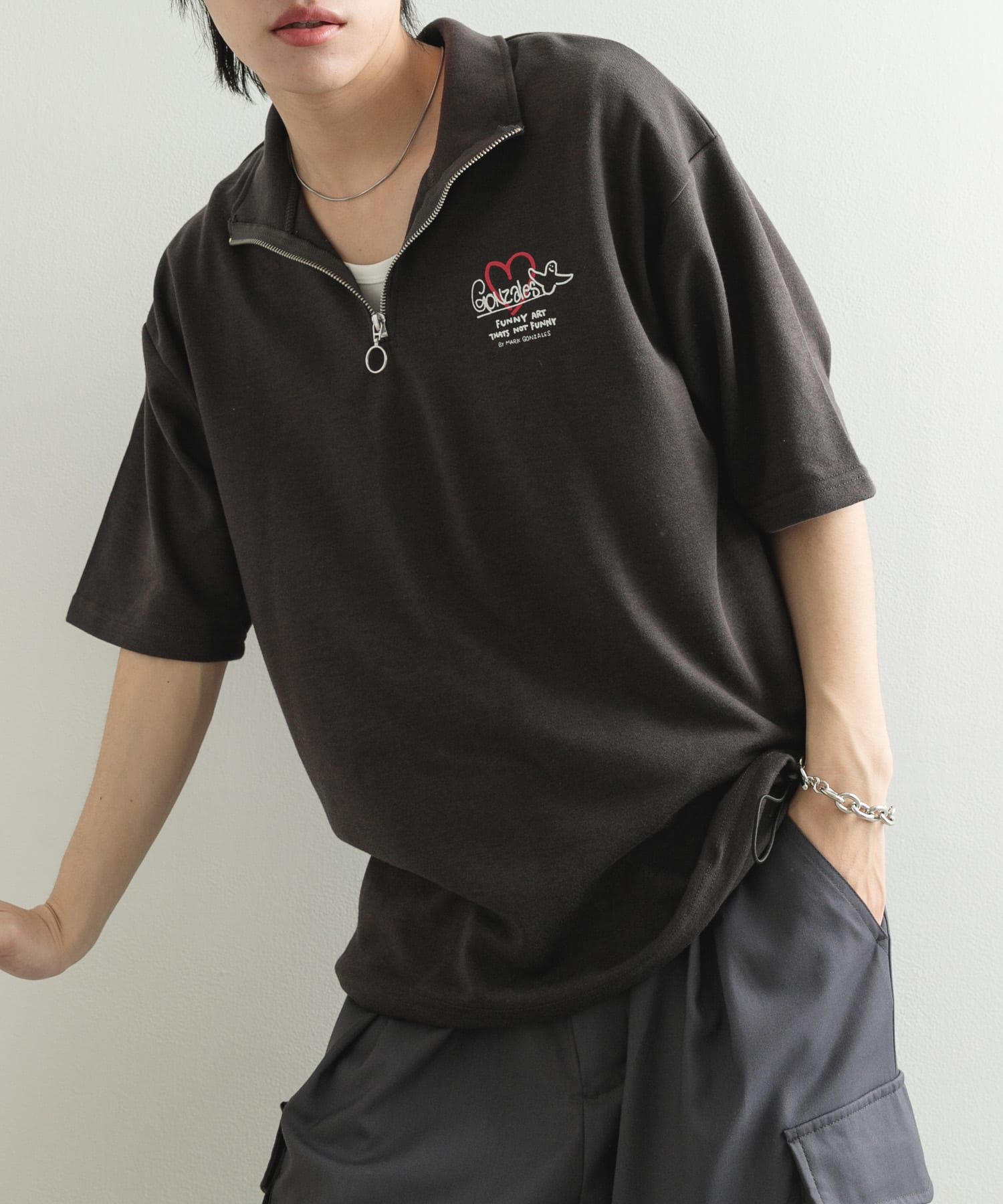 SENSE OF PLACE by URBAN RESEARCH「『WEB限定』Mark Gonzales　スタンドハーフZIPドローコードTシャツ」|Tシャツ・カットソー|