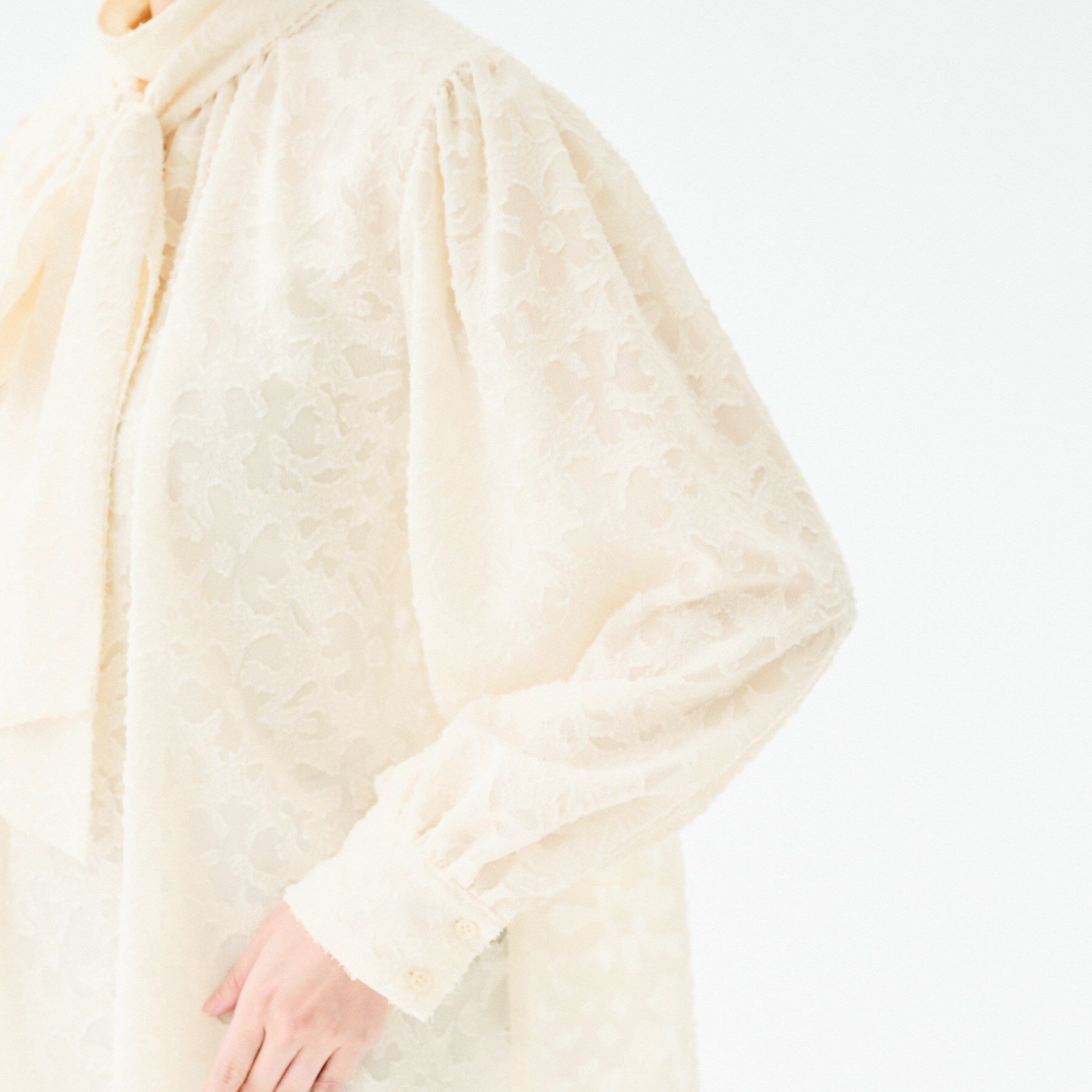 UNTITLED「カットジャカード ボウタイブラウス」|シャツ・ブラウス|