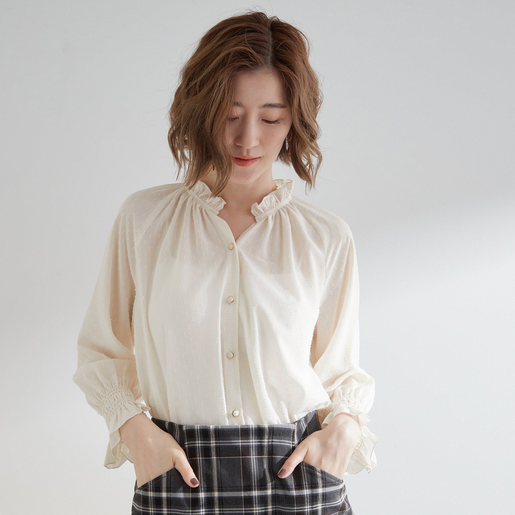 grove「衿もとすっきり一枚で映える 涼しげ秋色チェックブラウス」|シャツ・ブラウス|オフホワイト(003