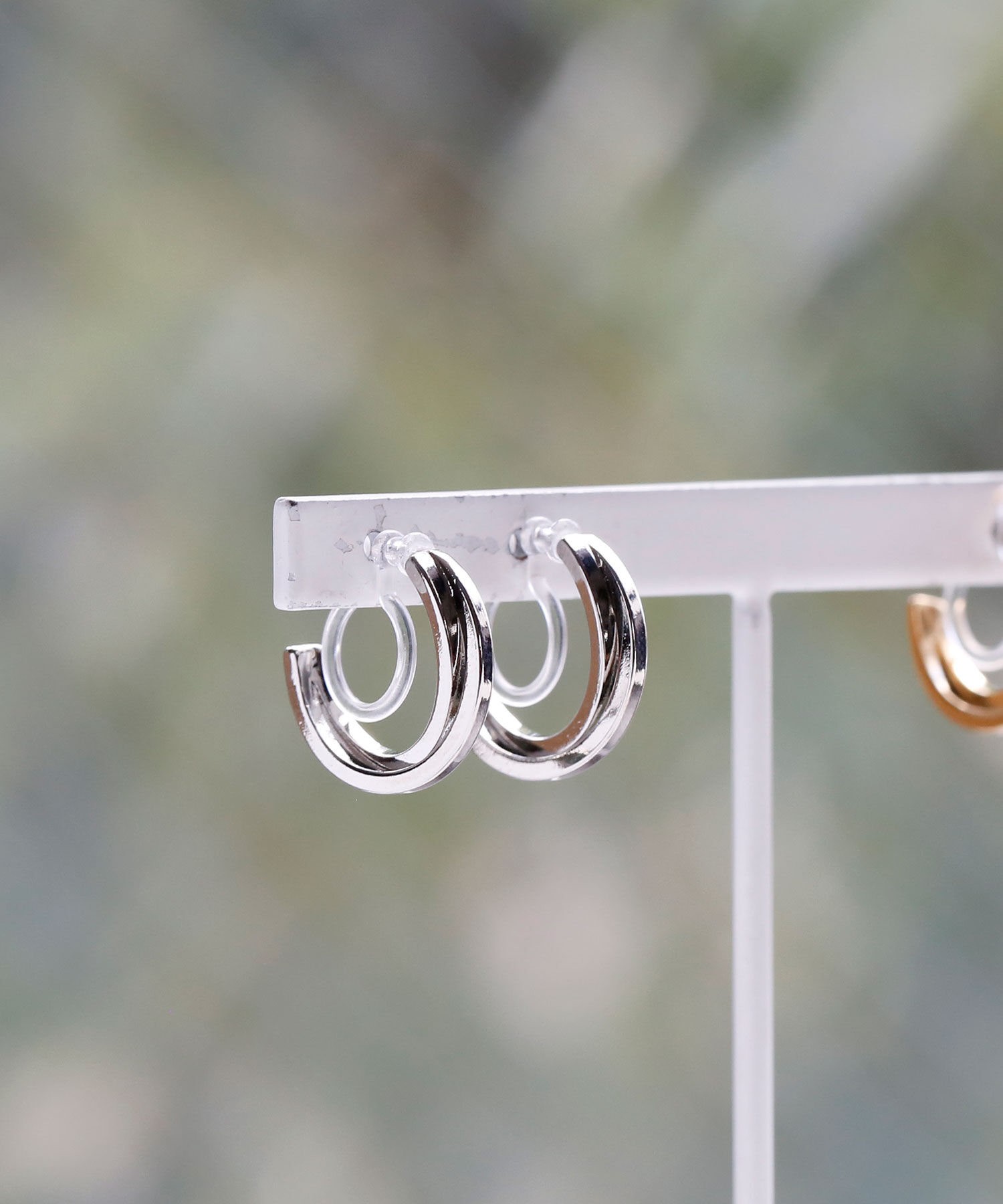 colleca la「ノンホール・2連クロス樹脂フープイヤリング」|イヤリング|シルバー